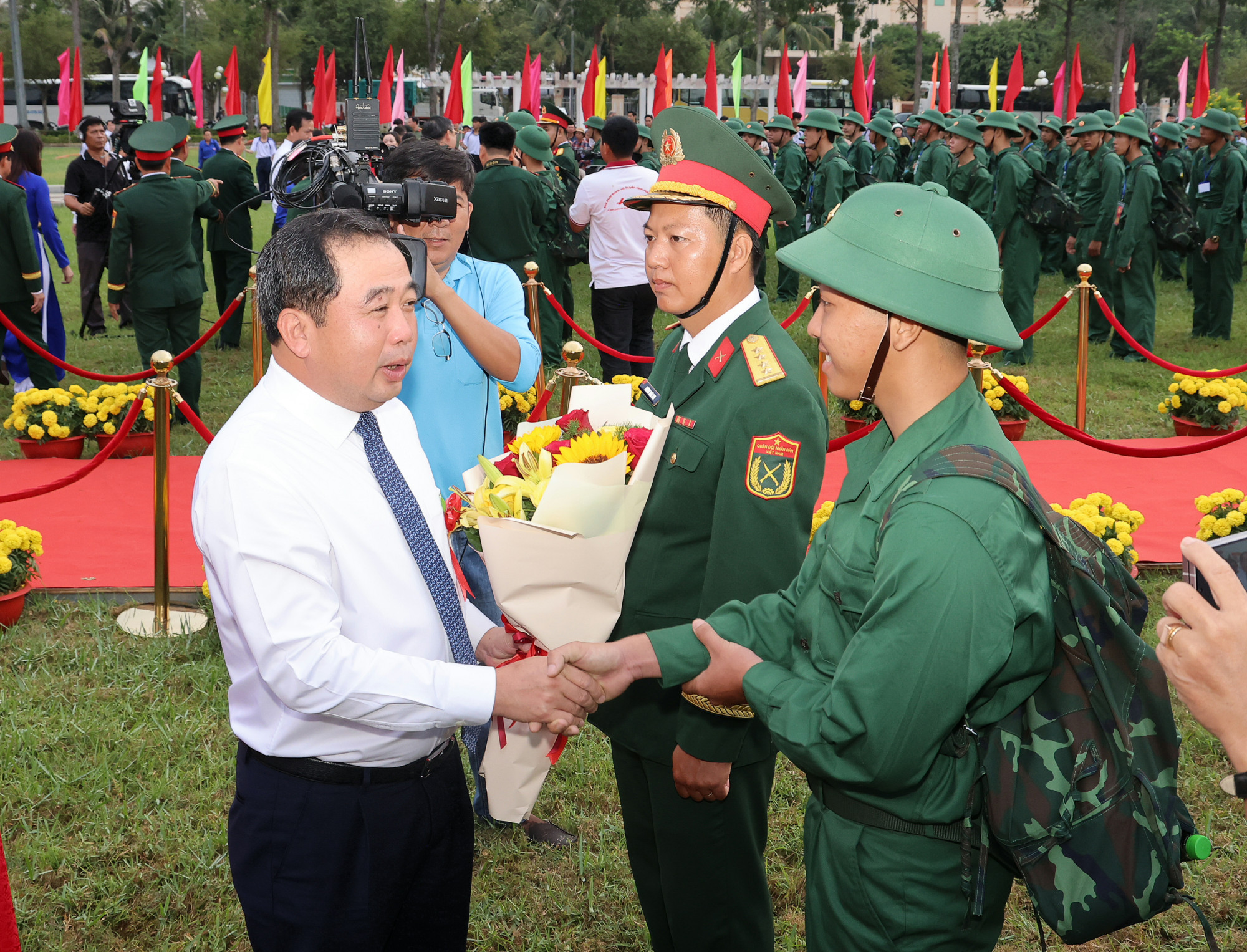 Bộ trưởng Bộ Nông nghiệp và Môi trường tặng hoa cho tân binh lên đường làm nhiệm vụ - Ảnh Phạm Trung
