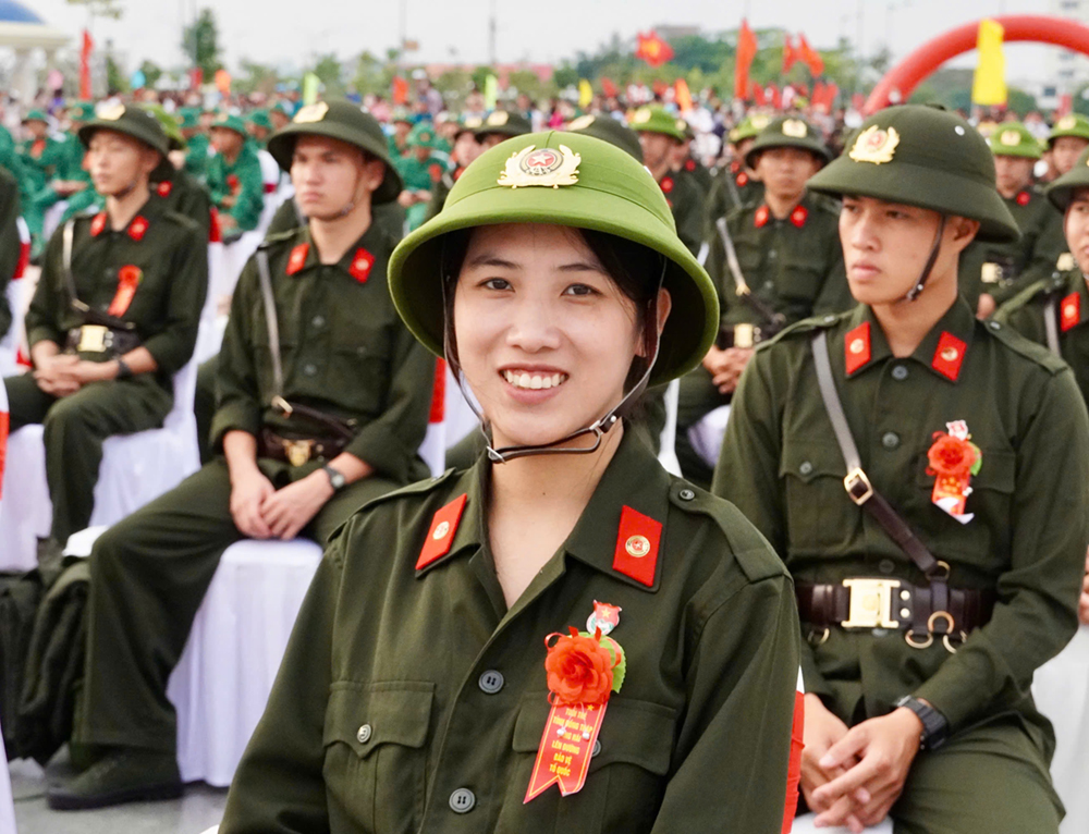 Tỉnh Đồng Tháp có 2 nữ tân binh lên đường nhập ngũ trong đợt tuyển quân năm 2026 - Ảnh Việt Tiến