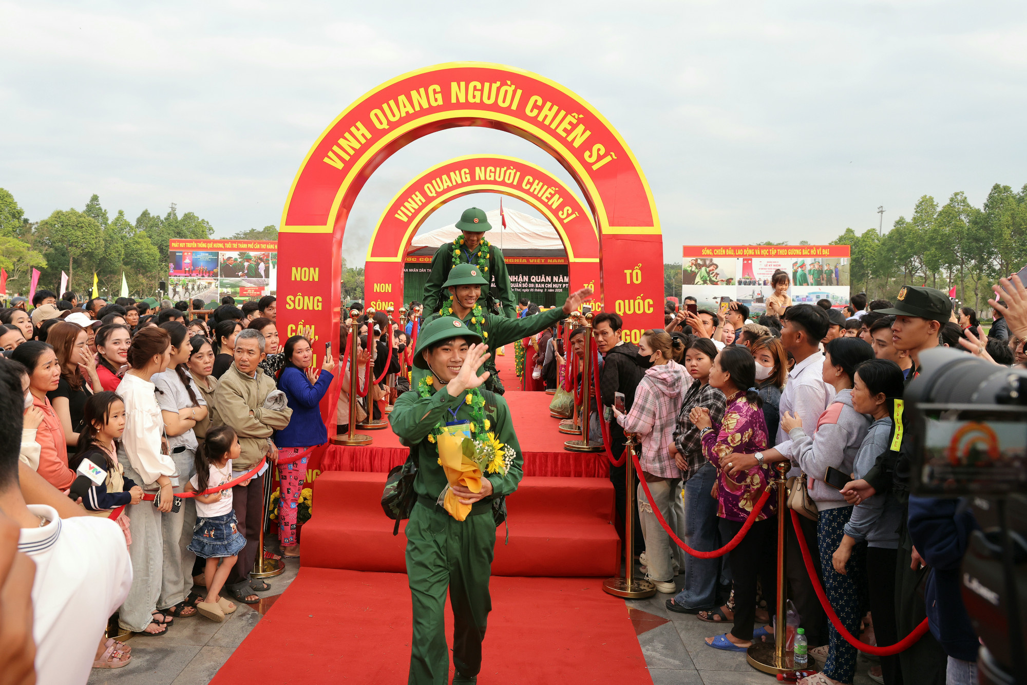 Các tân binh ở TP Cần Thơ bước qua cổng vinh quang lên đường làm nhiệm vụ - Ảnh Phạm Trung