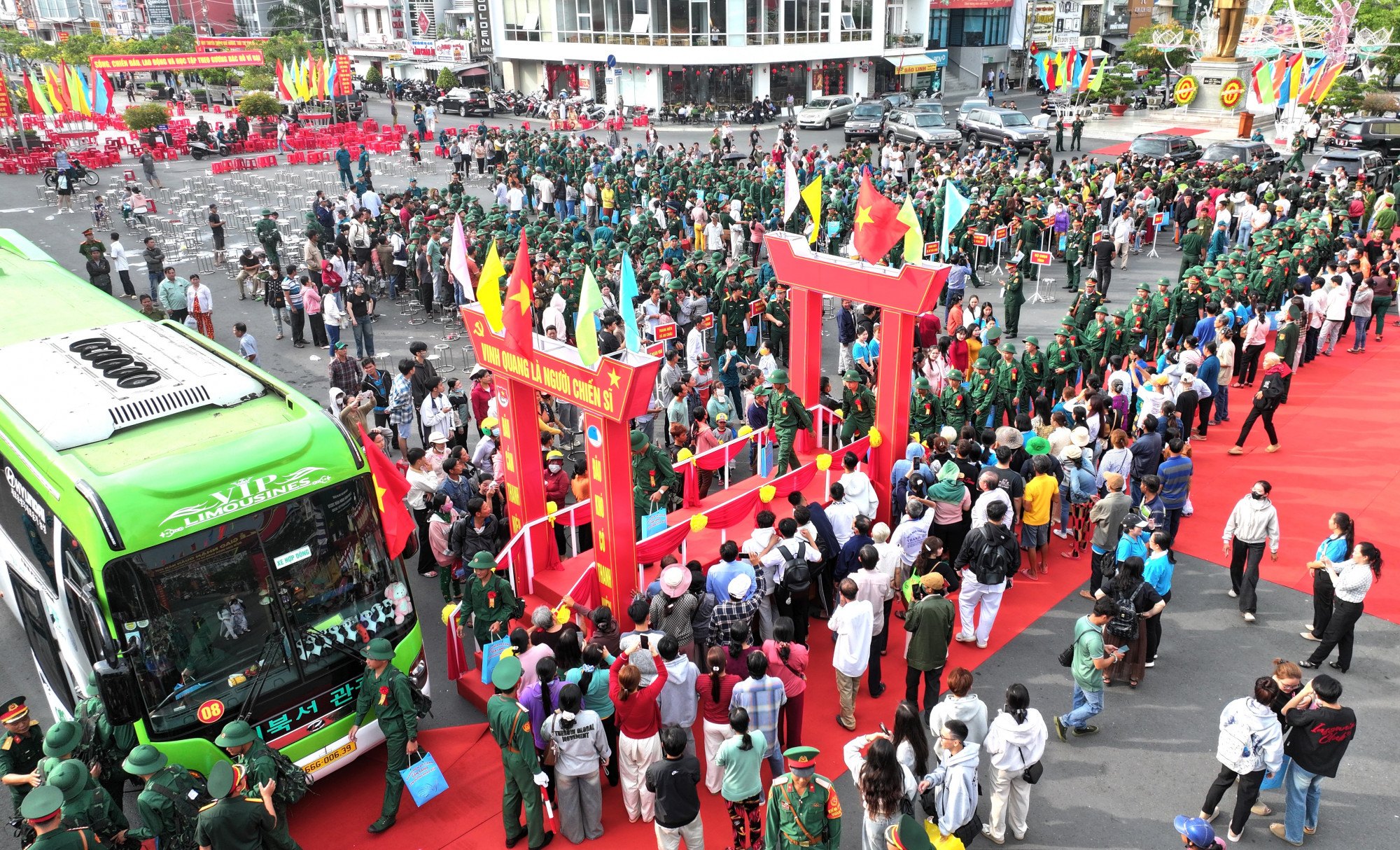 Tân binh ở An Giang bước qua cổng quang vinh lên đường làm nhiệm vụ - Ảnh Phương Vũ