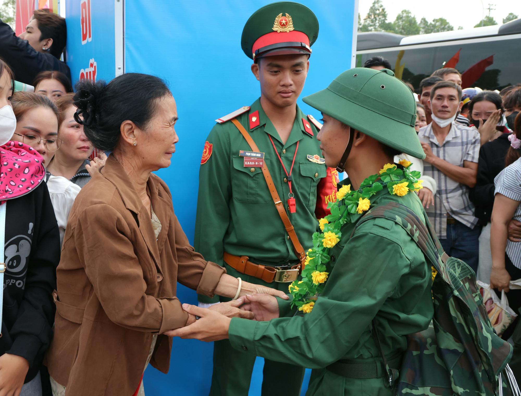 Người thân động viên tân binh trước khi lên đường làm nhiệm vụ - Ảnh Phạm Trung