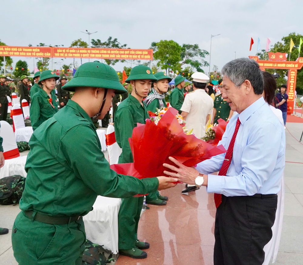 Bí thư Tỉnh ủy Đồng Tháp gô Chí Cường động viên, dặn dò thanh niên phát huy tinh thần tuổi trẻ, cùng quyết tâm, nỗ lực rèn luyện, hoàn thành tốt nghĩa vụ quân sự - Ảnh Việt Tiến