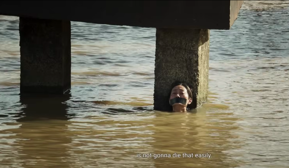 NSƯT Hạnh Thuý trong cảnh quay bị cột ở chân cầu 