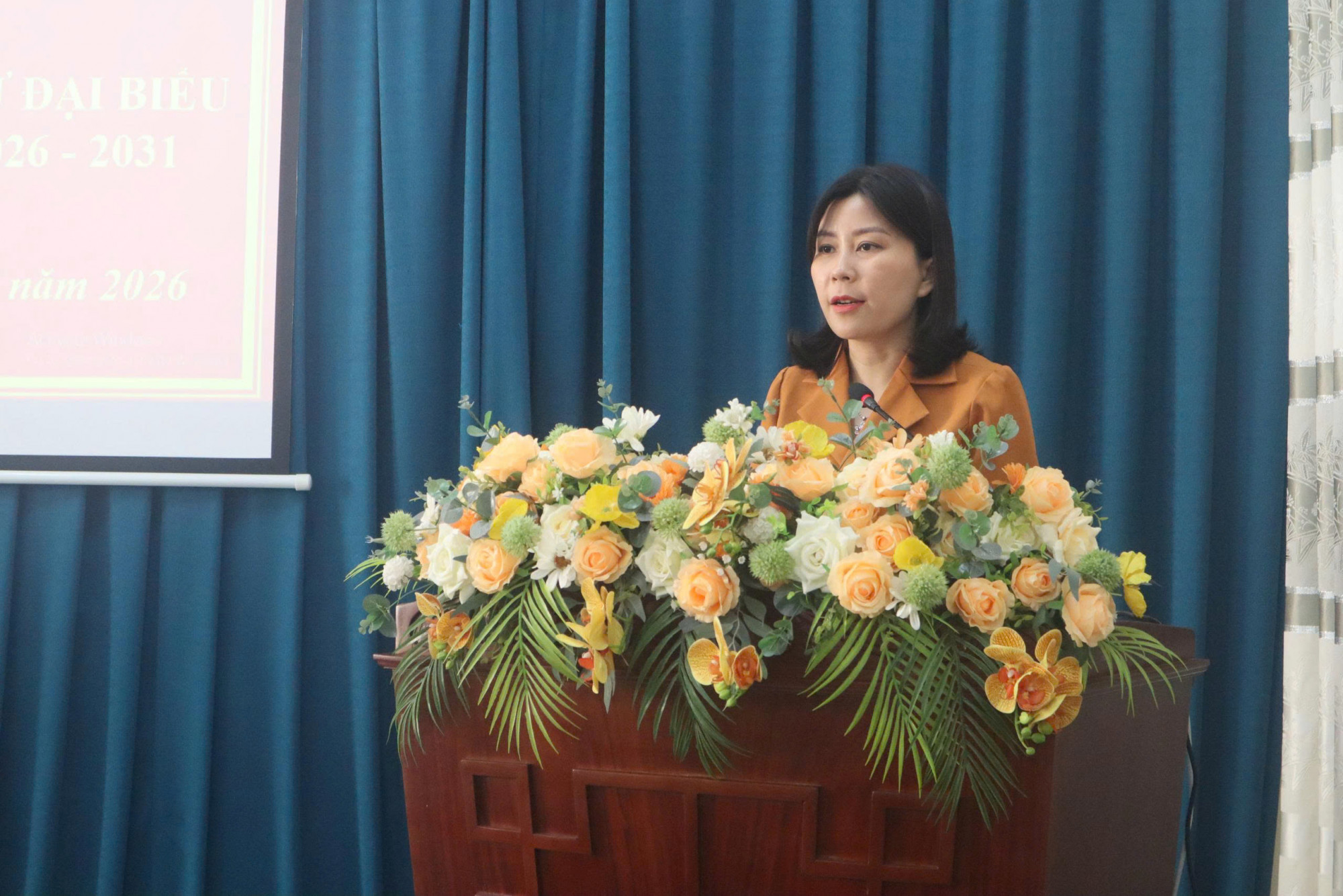 bà Lê Đào An Xuân – Tỉnh ủy viên, Phó Trưởng đoàn chuyên trách Đoàn Đại biểu Quốc hội tỉnh Đắk Lắk chia sẻ về chương trình hành động tại buổi tiếp xúc cử tri ở 