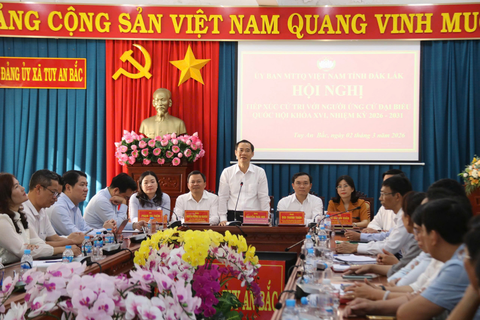 Các ứng cử viên đại biểu Quốc hội khóa XVI tiếp xúc cử tri tại các địa phương khu vực phía Đông tỉnh Đắk Lắk - Ảnh: H.T.