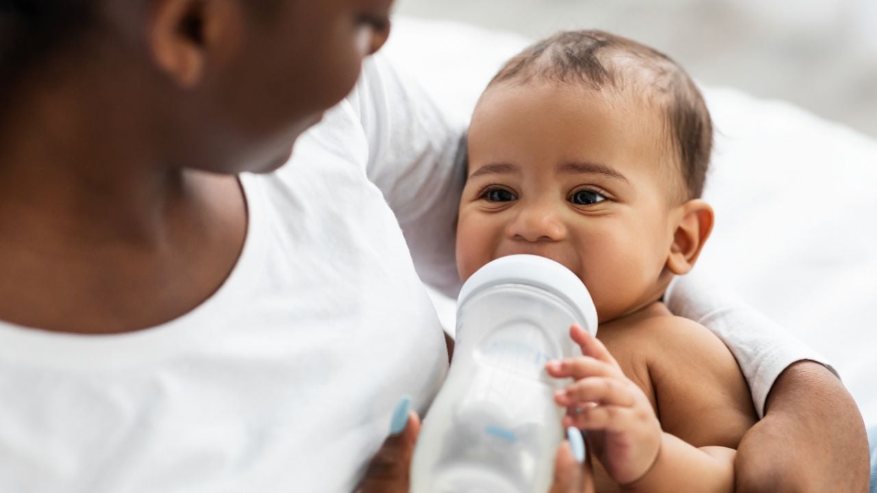 Khoảng một nửa lượng sữa công thức cho trẻ em được mua ở Mỹ là do hai công ty Abbott Nutrition và Mead Johnson sản xuất - Ảnh: Shutterstock