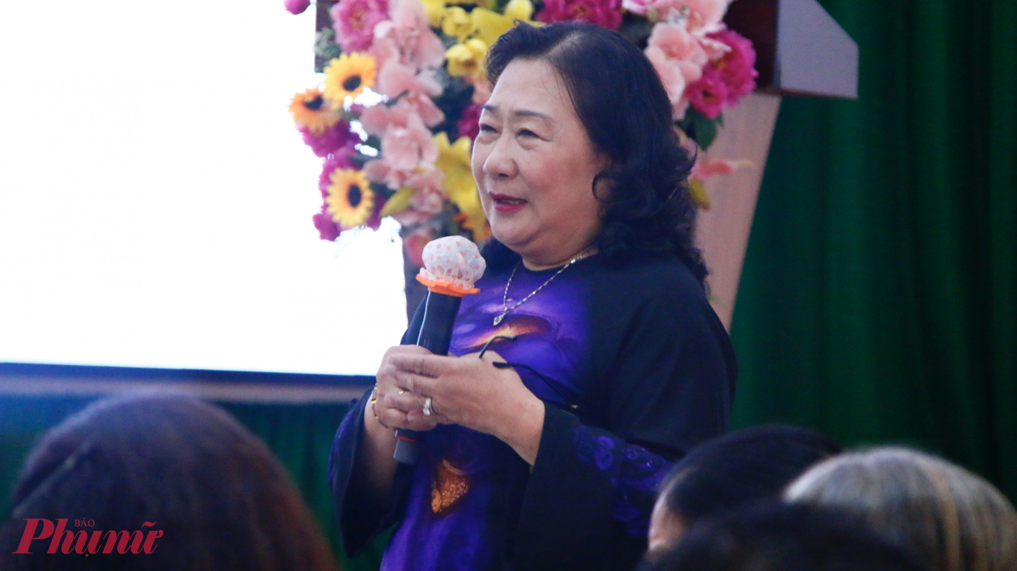 luật sư Nguyễn Thị Thanh – nguyên Phó Giám đốc Sở Nội vụ TPHCM, Phó chủ tịch Hội Bảo vệ quyền trẻ em TPHCM đã báo cáo chuyên đề tuyên truyền pháp luật với chủ đề “Quyền – Công lý – Hành động – Vì tất cả phụ nữ và trẻ em gái”.