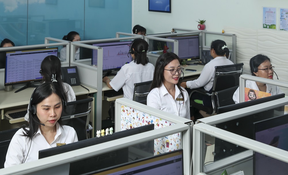 Với sự tận tâm, linh hoạt trong giao tiếp, nữ CBCNV EVNSPC góp phần nâng cao chất lượng chăm sóc khách hàng - Ảnh: EVNSPC