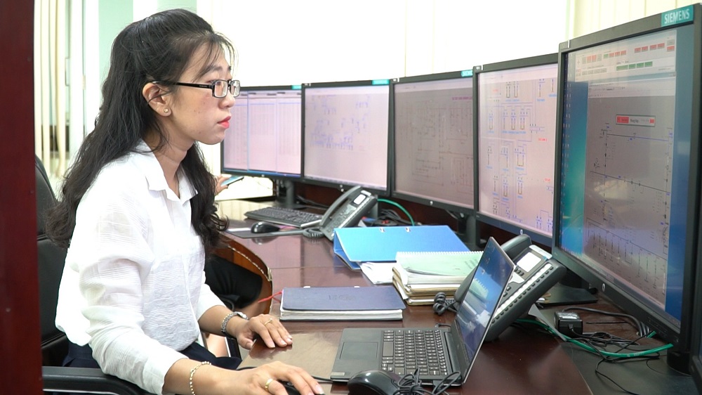 Lực lượng nữ EVNSPC cũng tham gia vào công tác quản lý, điều hành lưới điện. Trong ảnh: Kỹ sư SCADA của Trung tâm Điều hành Scada EVNSPC