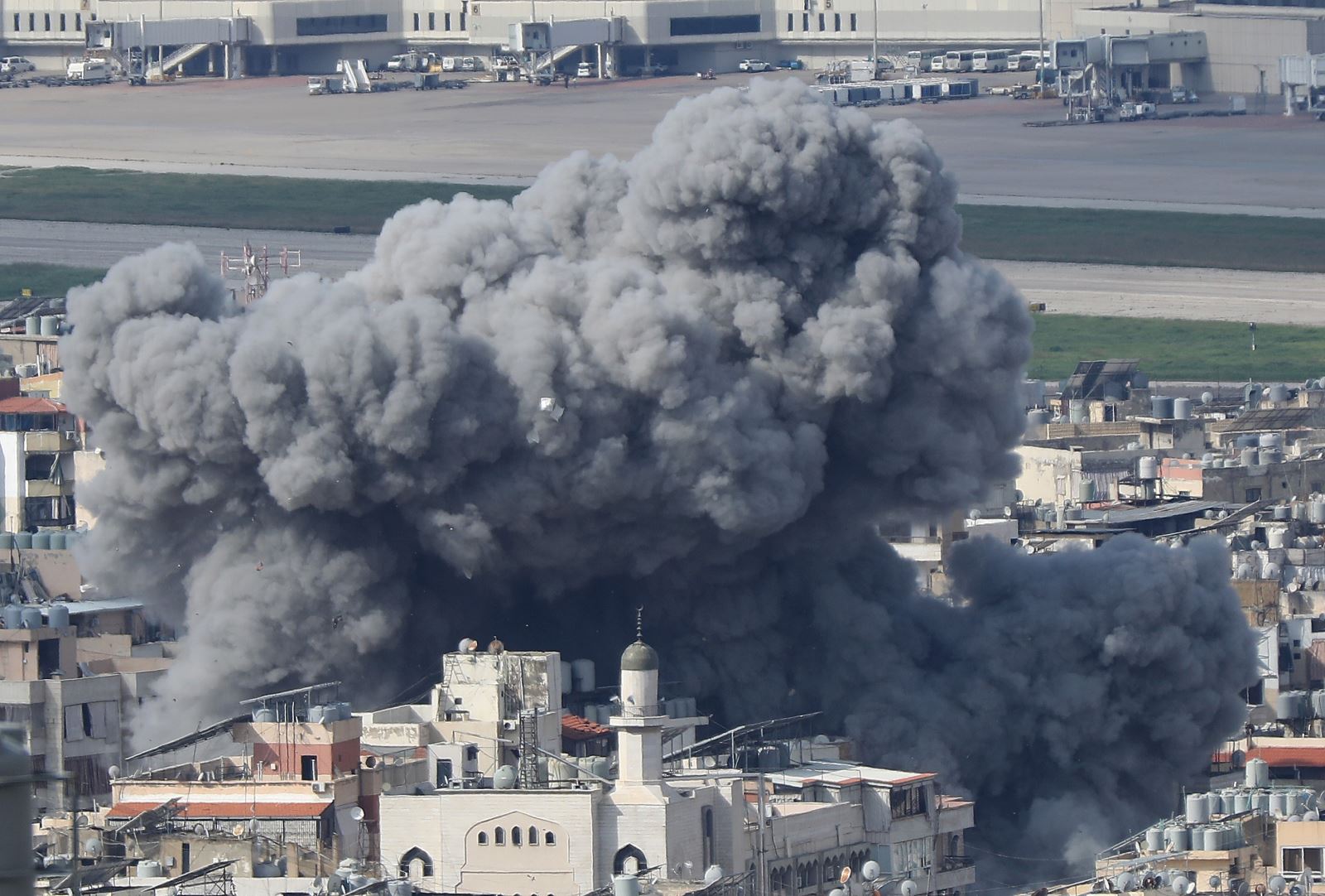 Khói bốc lên từ địa điểm ở Beirut, Liban sau cuộc tập kích của Israel ngày 4/3/2026. Ảnh: THX/TTXVN