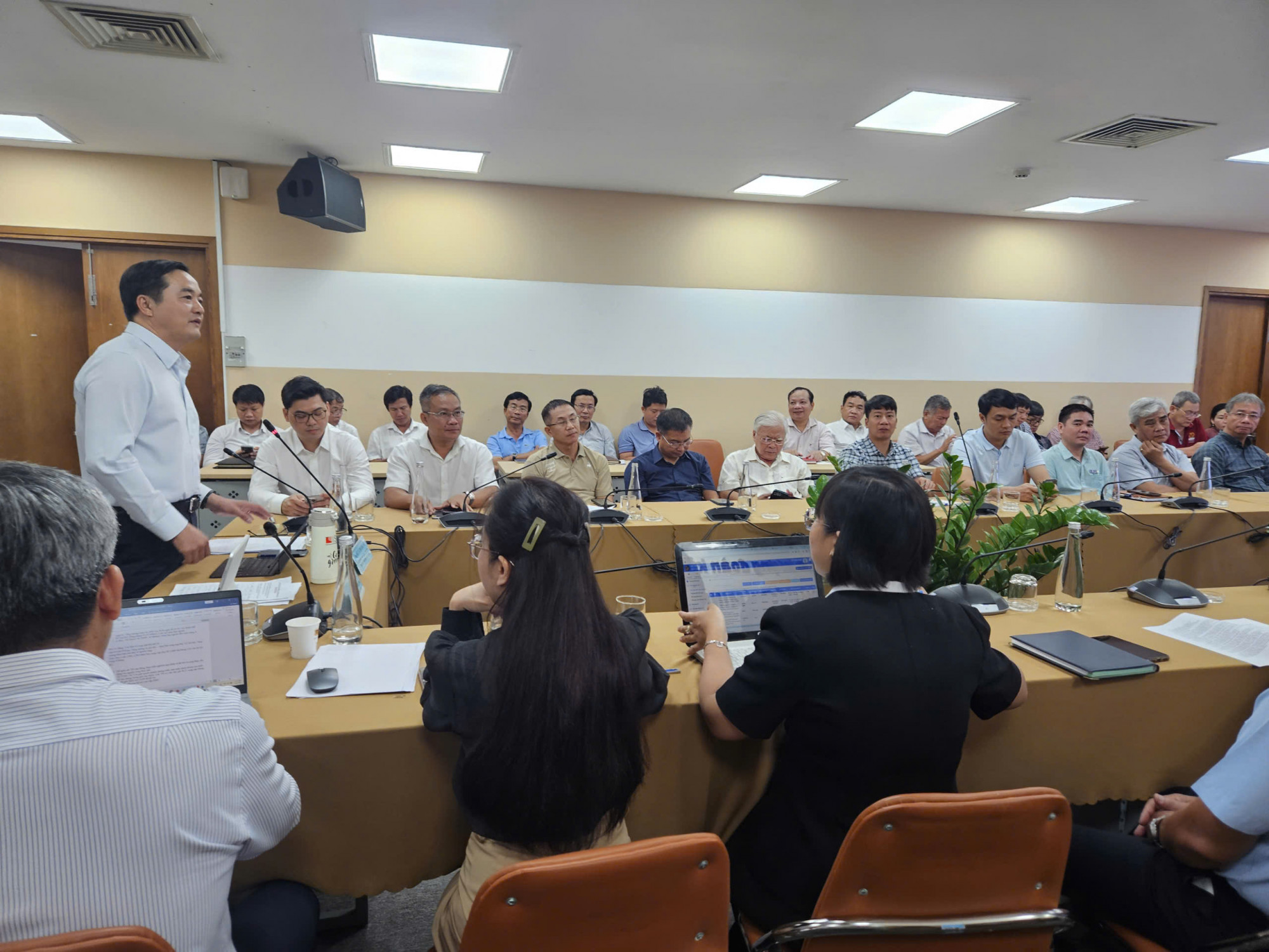 Các doanh nghiệp tham dự họp chiều ngày 5/3