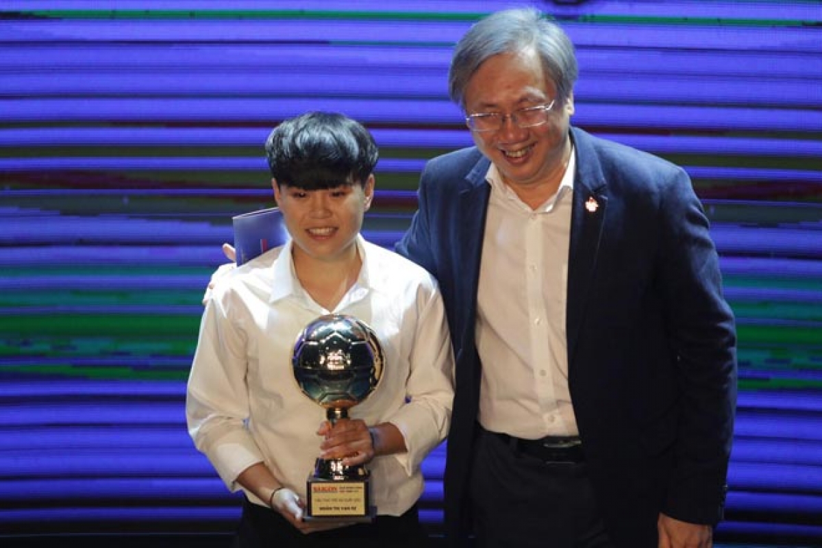 Vạn Sự nhận giải Cầu thủ trẻ xuất sắc nhất năm 2020