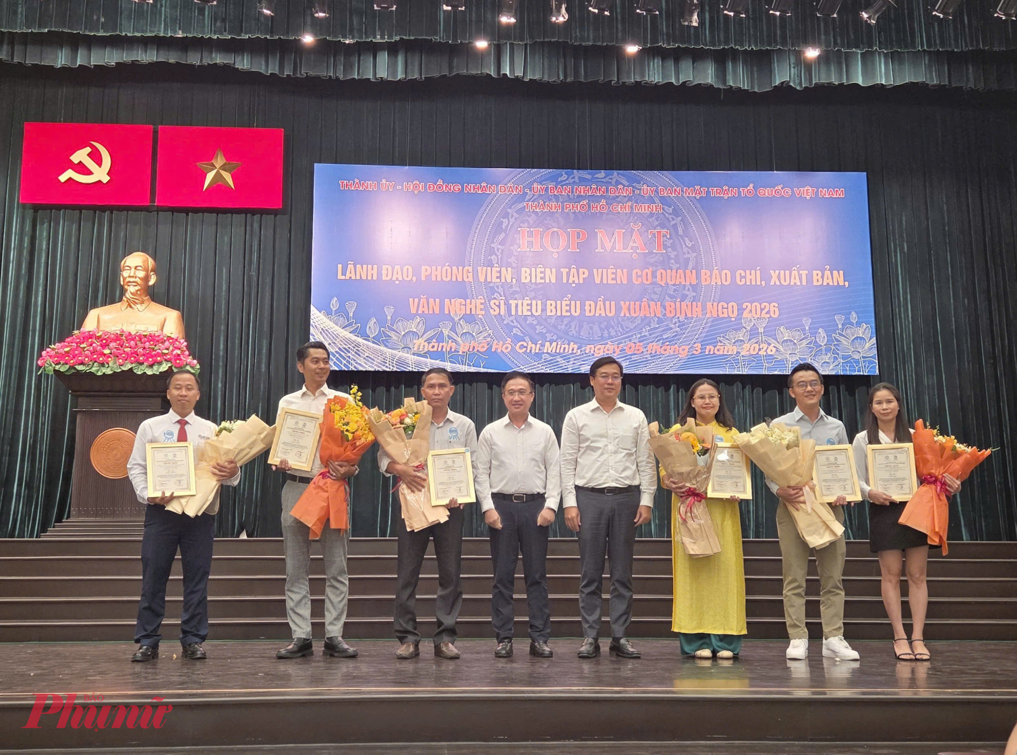 Đại diện nhóm tác giả Công trình tập thể “Dấu ấn trí tuệ của nhà khoa học nữ Việt Nam và khát vọng bứt phá trong kỷ nguyên mới” của Báo Phụ nữ - nhận giải 3 tại lễ trao giải 