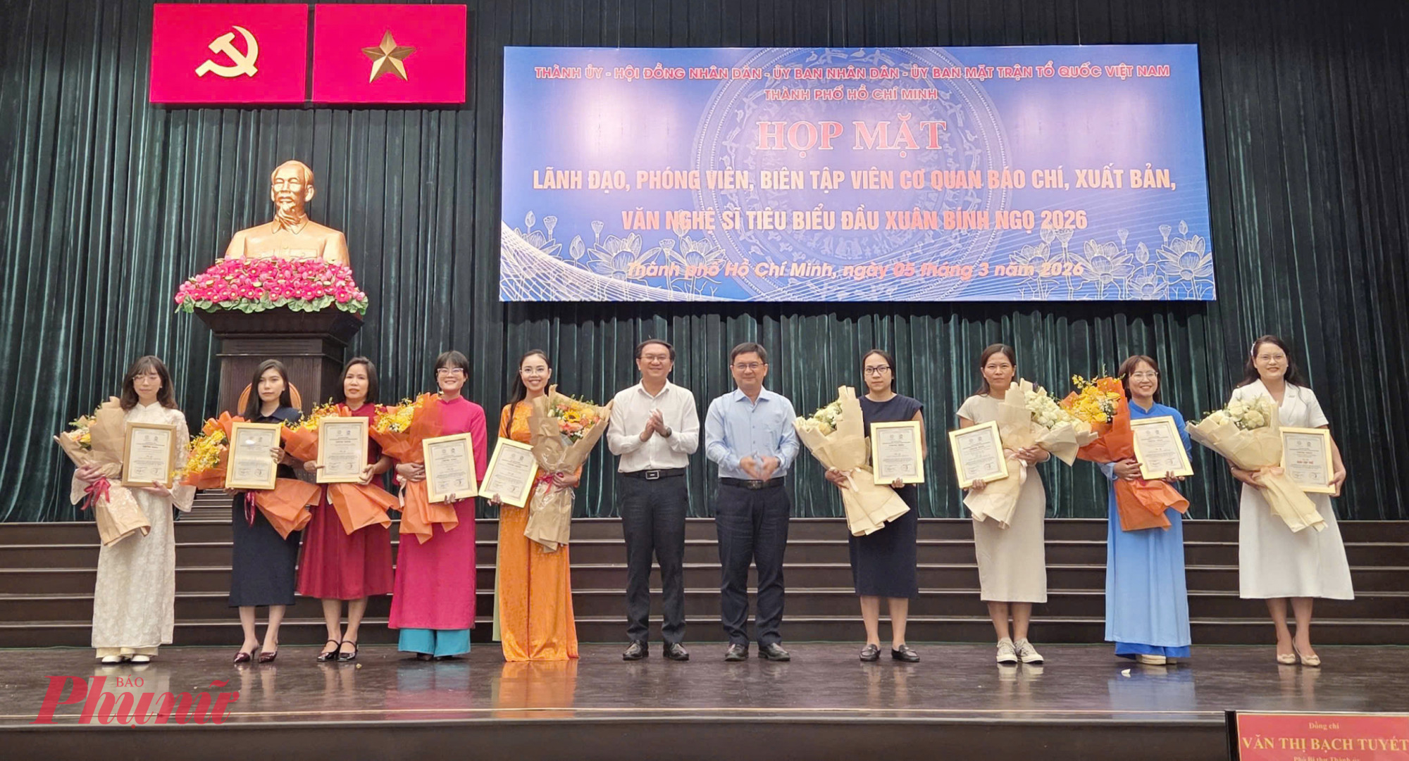 Đại diện Nhóm tác giả Tác phẩm Chương trình tọa đàm truyền hình Kỹ năng số - sức mạnh mới của hội viên phụ nữ (thứ 3, từ trái qua) - nhận giải Giải thưởng Báo chí viết về Nghị quyết số 57 