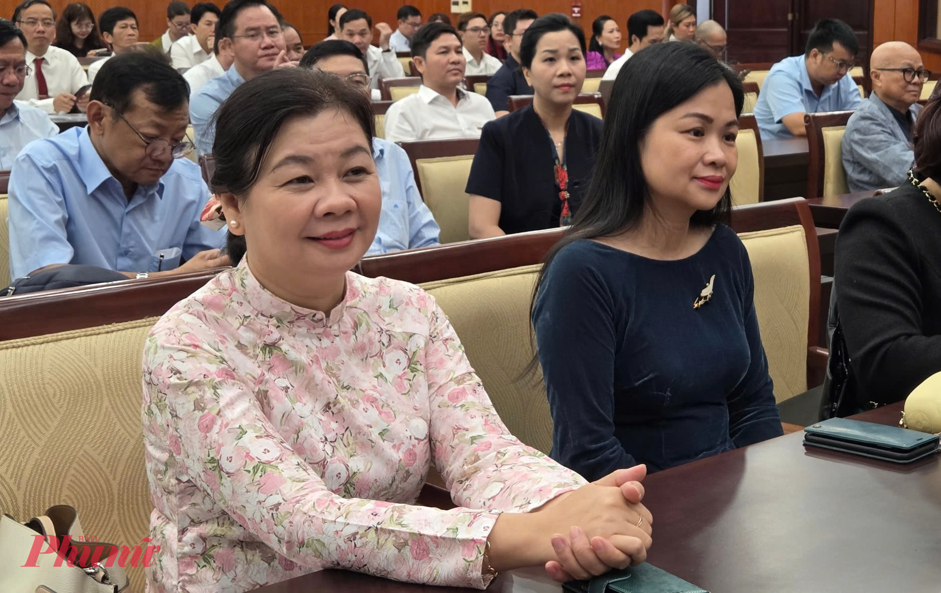 Bà Lý Việt Trung - Tổng Biên tập Báo và và Phạm Thị Vân Anh - Phó Tổng biên tập Báo Phụ nữ TPHCM - cùng tham dự lễ trao giải 