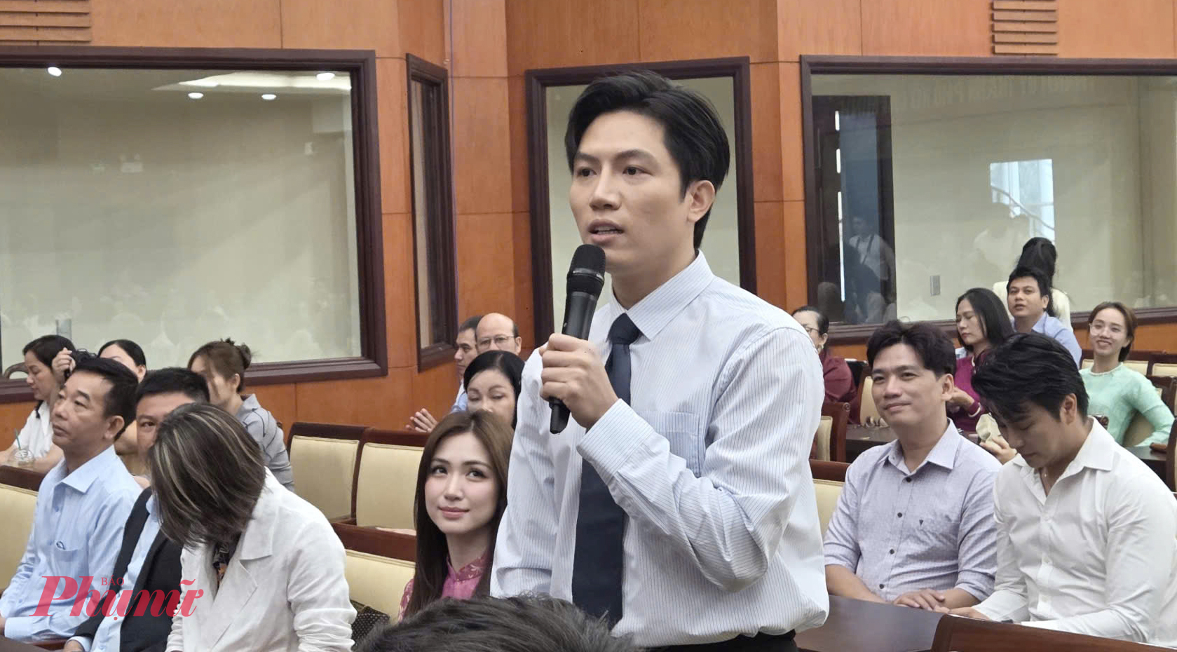 Ca sĩ Anh Tú phát biểu cảm xúc tại buổi gặp mặt 