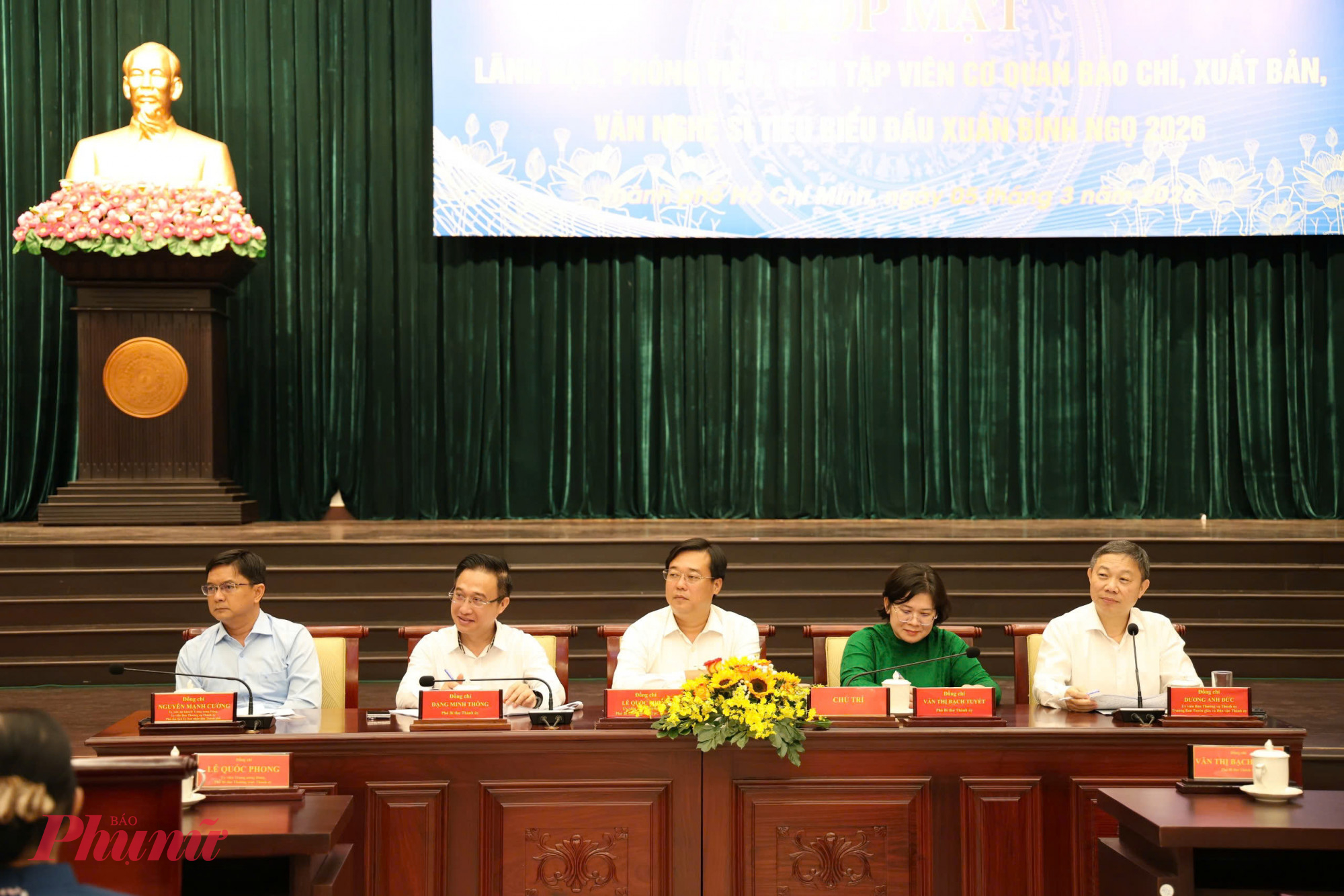 Lãnh đạo thành phố gặp gỡ, lắng nghe ý kiến của văn nghệ sĩ, báo chí đầu năm