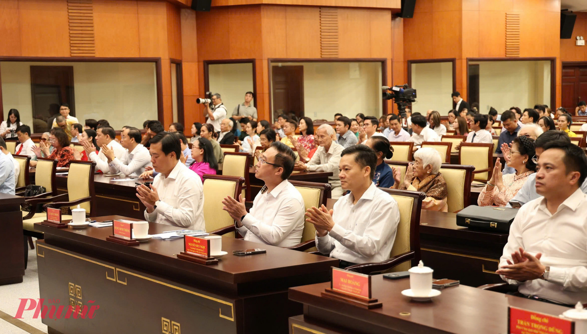 Quan cảnh hội nghị 