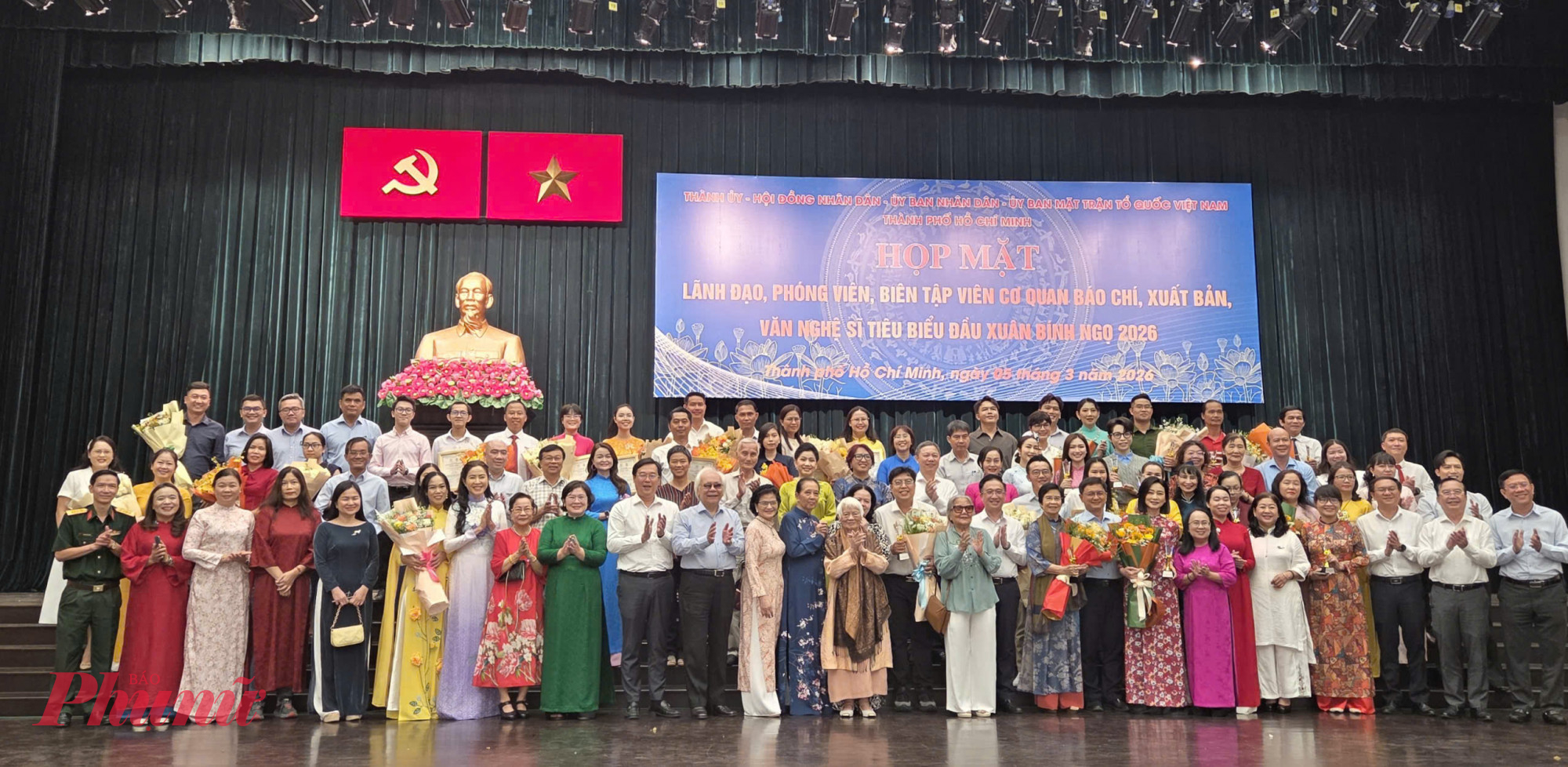 Các đại biểu chụp hình lưu niệm tại sự kiện 