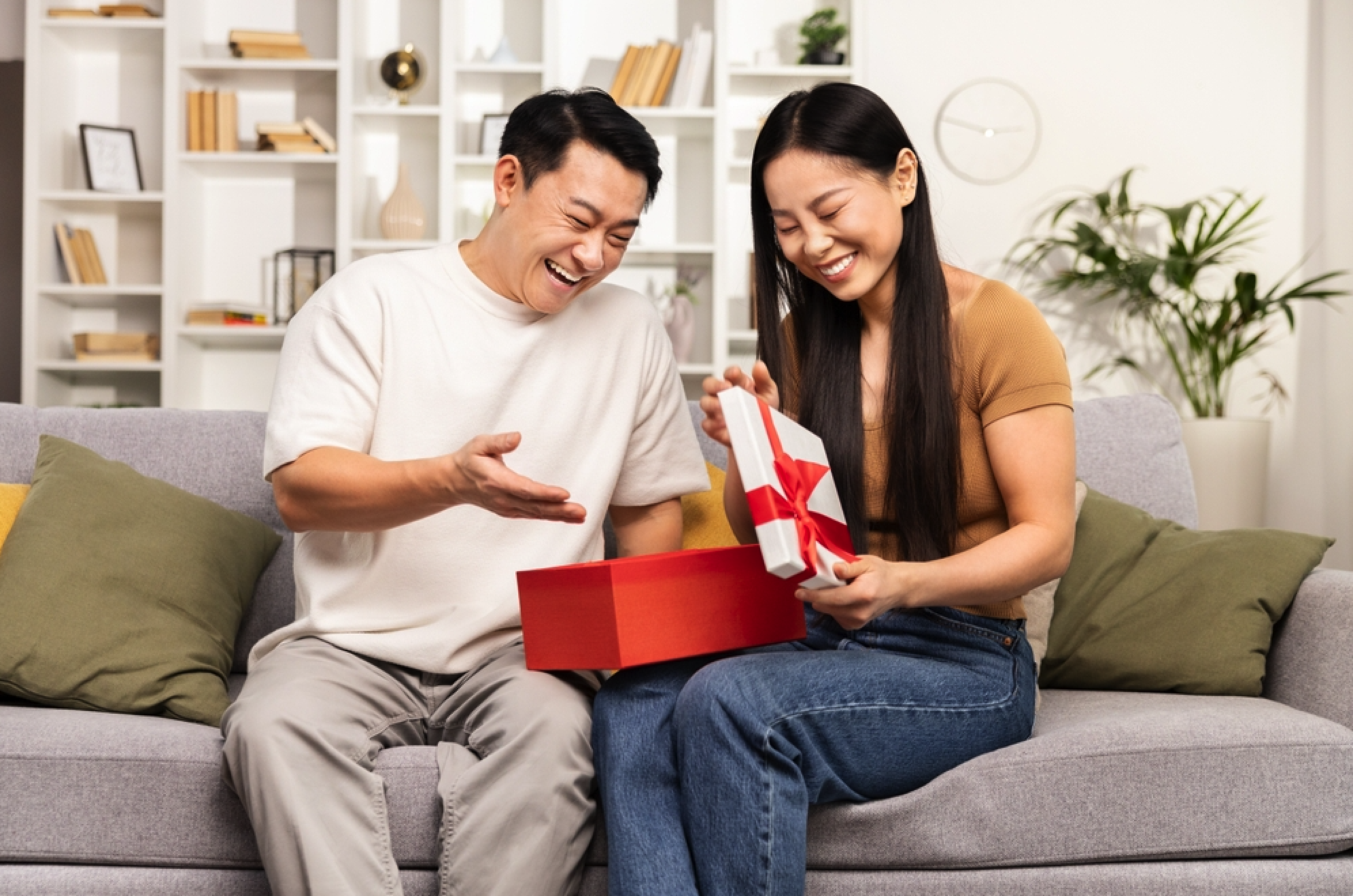 Món quà và cách tặng quả thể hiện tình cảm, sự trân trọng nâng niu phụ nữ của đàn ông - Ảnh minh họa: Shutterstock