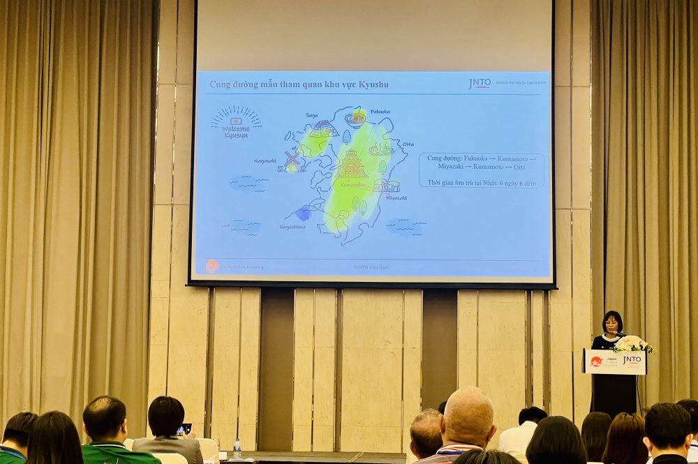Đại diện JNTO thông tin về các cung đường, điểm đến mới tại Hội thảo kết nối, xúc tiến du lịch Nhật Bản năm 2026. Ảnh: Quốc Thái