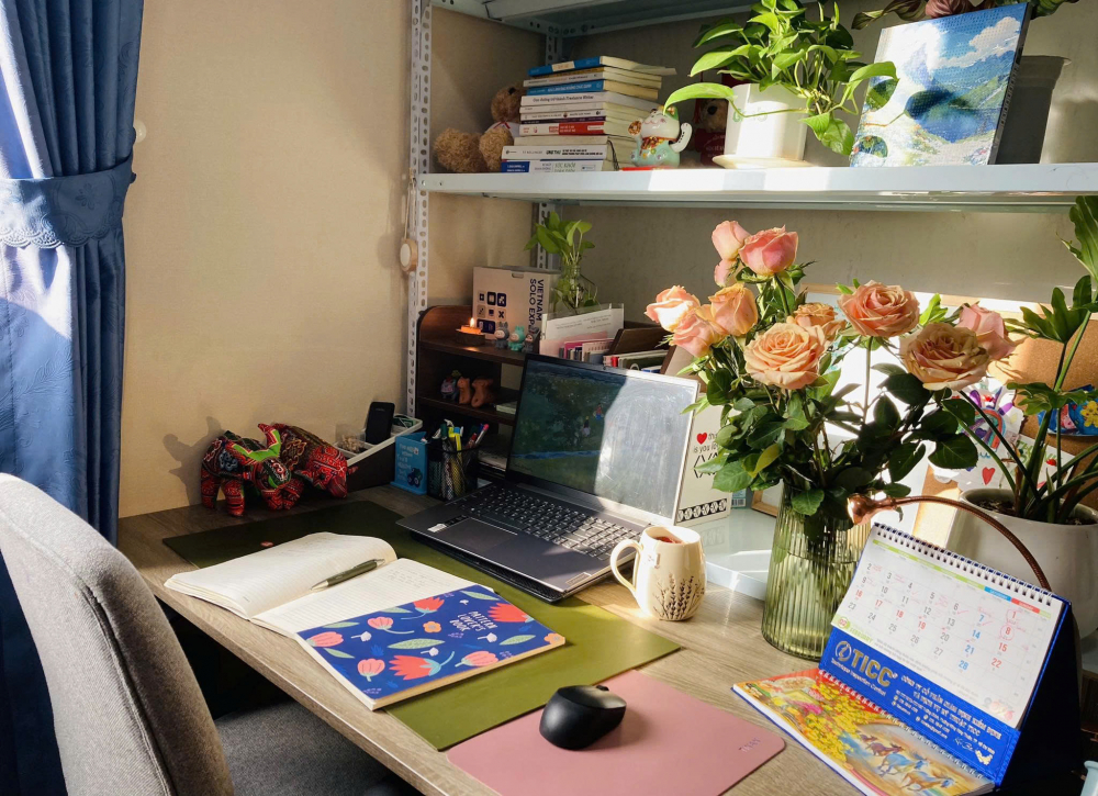 Bàn làm việc của Nhung