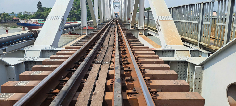 Khu vực cầu đường sắt Ghềnh trên sông Đồng Nai bị sà lan va chạm. Ảnh: ĐSVN