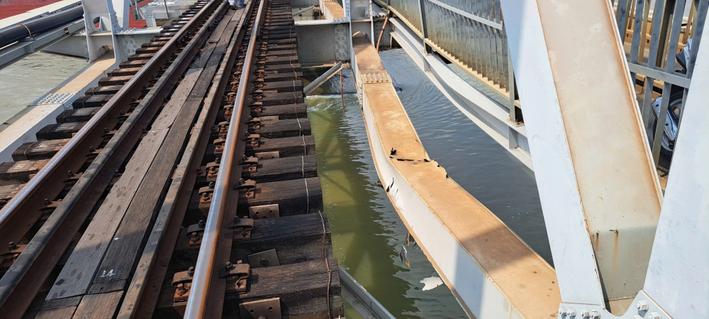 Đoạn va chạm khiến thành cầu Ghềnh bị ảnh hưởng. Ảnh: ĐSVN