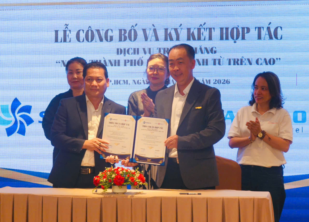 Các đơn vị lữ hành, dịch vụ ký kết hợp tác khai thác sản phẩm tour trực thăng ngắm TPHCM từ trên cao. Ảnh: Quốc Thái