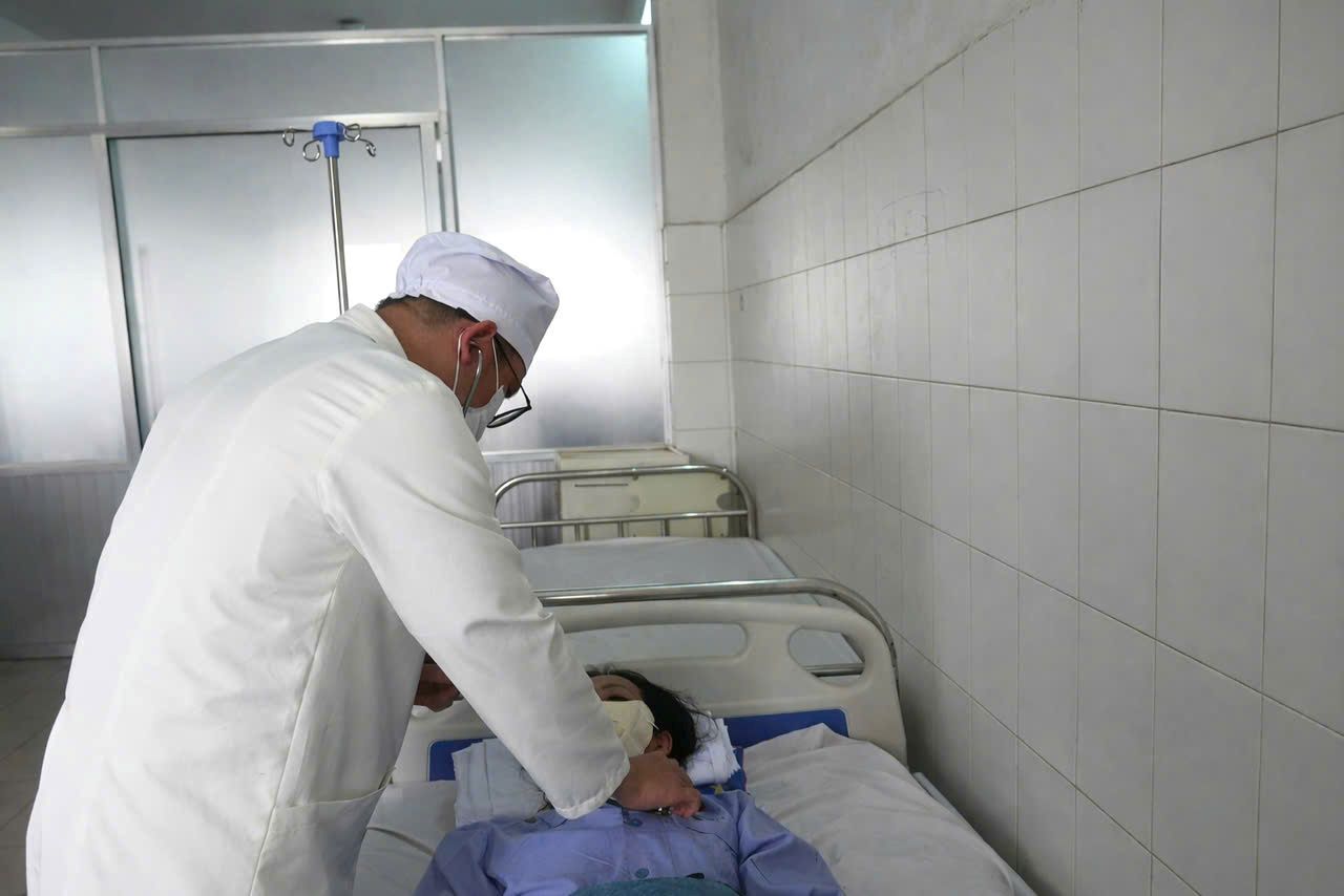 Bác sĩ chăm sóc cho bệnh nhân sau khi can thiệp thành công... Ảnh: CTV