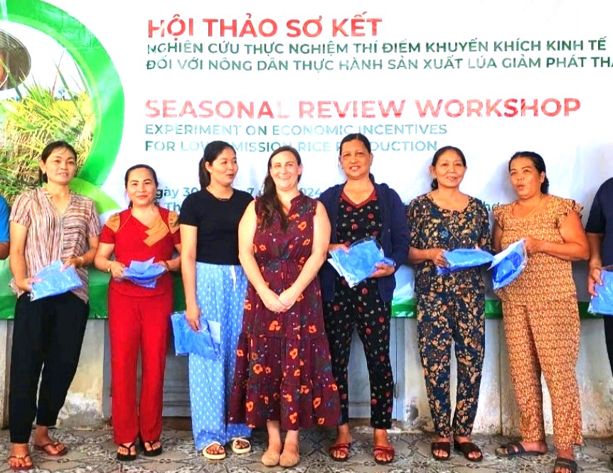 Phụ nữ TP Cần Thơ nhận được tiền thưởng nhờ sản xuất lúa sạch, giảm phát thải... Ảnh: CTV