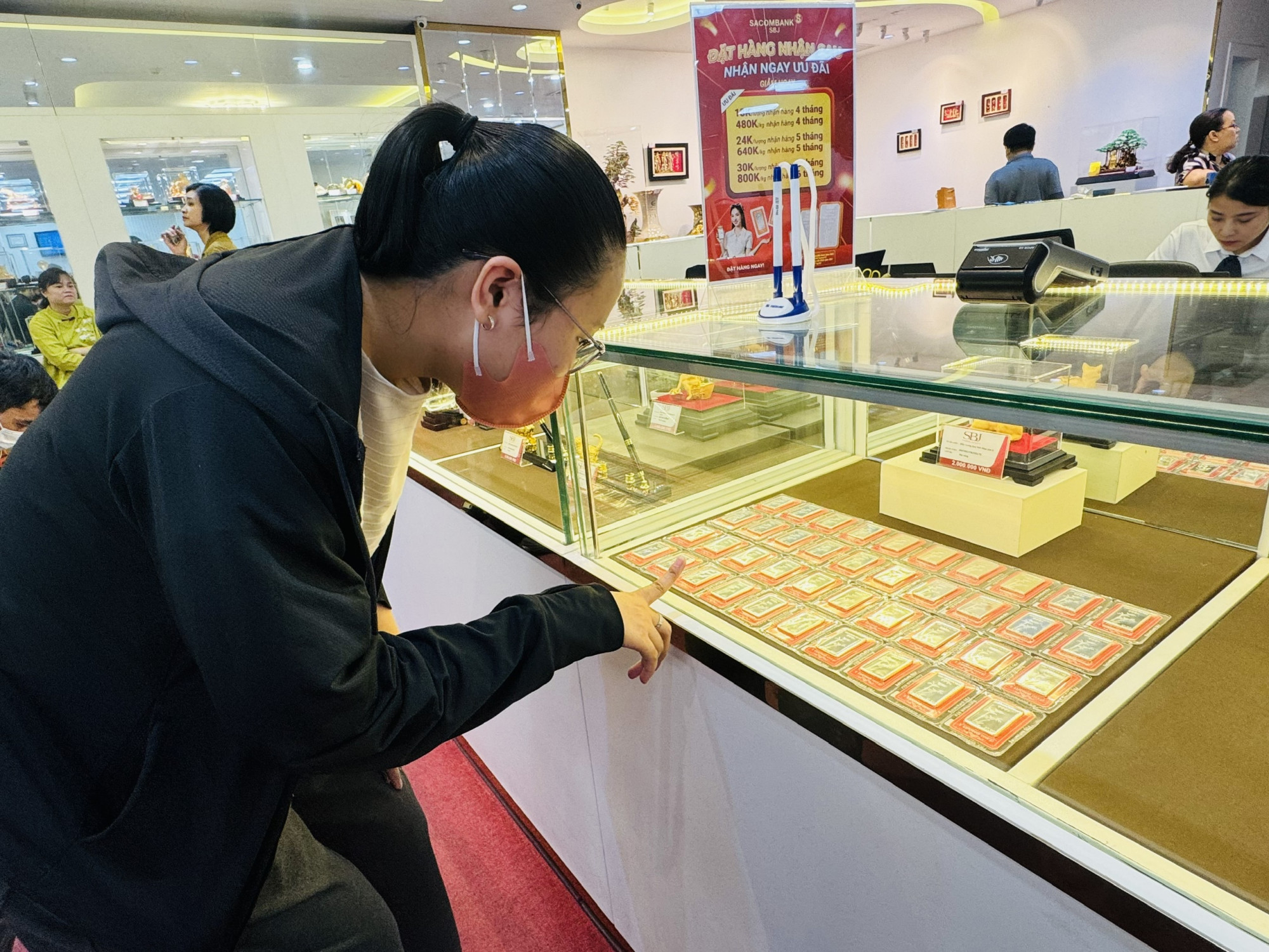 Gía bạc tăng giảm làm những người lướt sóng ú tim. Ảnh Thanh Hoa