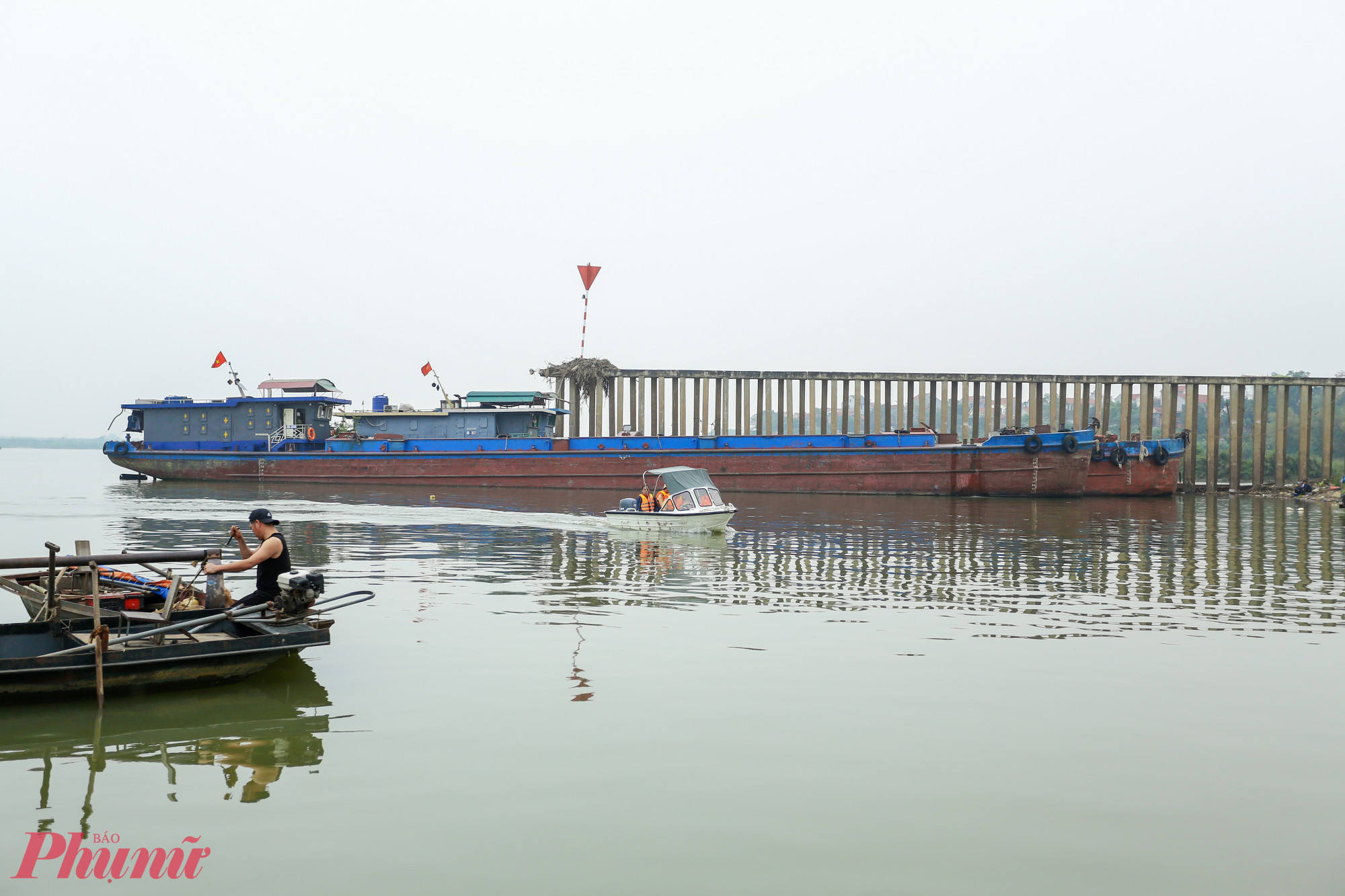 Tuy các điểm bỏ phiếu thực hiện trên đất liền, nhưng còn nhiều hộ dân sinh sống trên mặt nước.