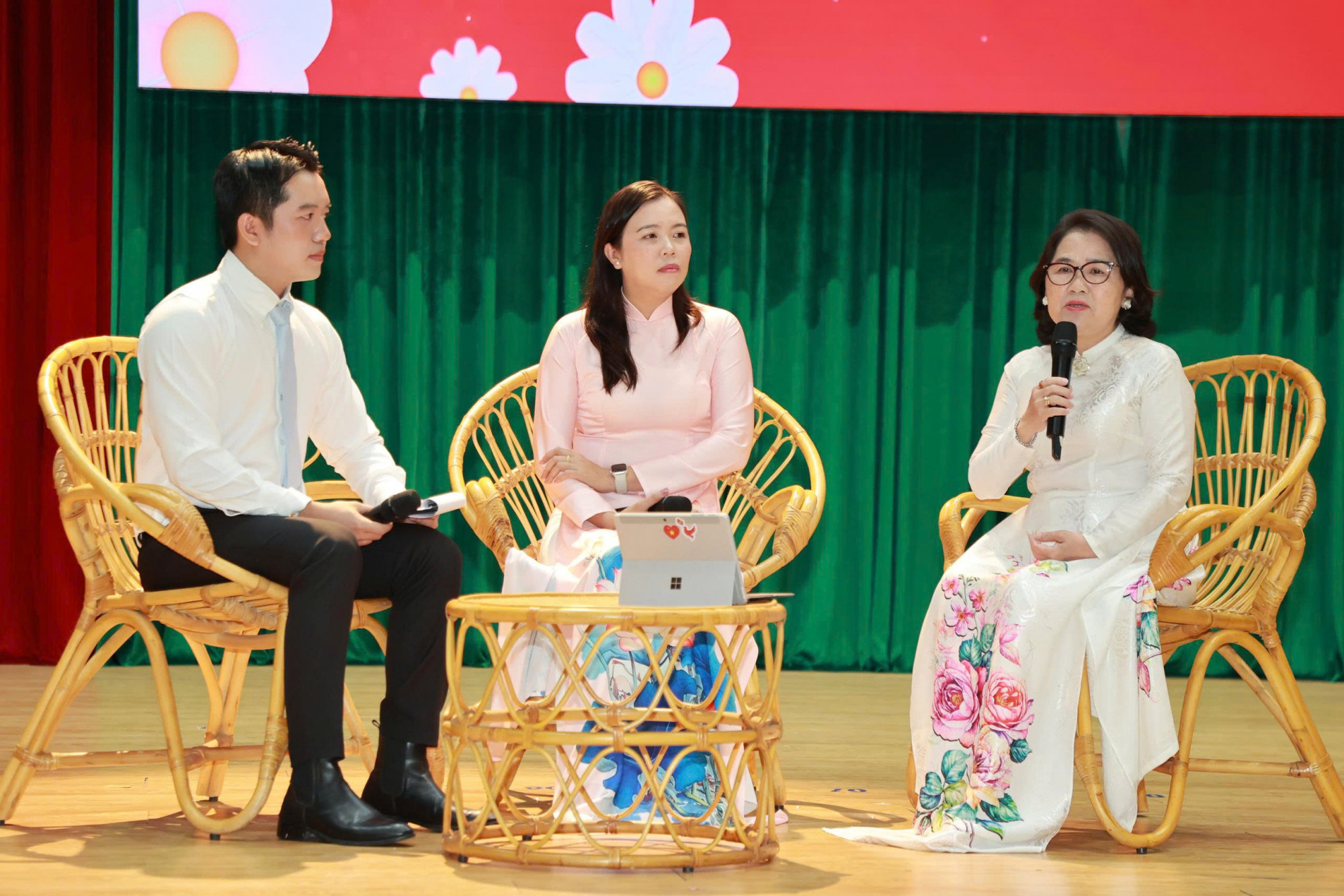 TS. Bùi Thị Ngọc Trang (bìa phải), đại úy Nguyễn Thị Thu Hồng (ở giữa) tại chương trình giao lưu - Ảnh: Cát Quân