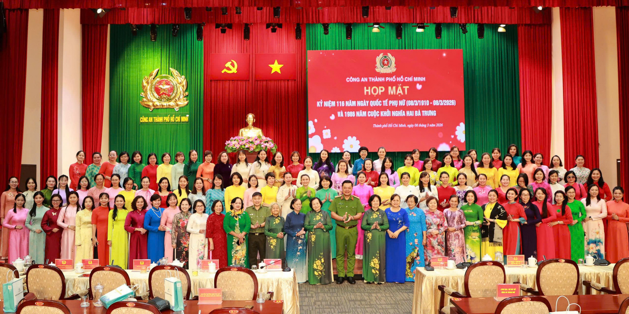 Đại tá Nguyễn Đình Dương (đứng giữa, hàng đầu) chụp ảnh lưu niệm cùng các nữ cán bộ, chiến sĩ công an TPHCM - Ảnh: Cát Quân