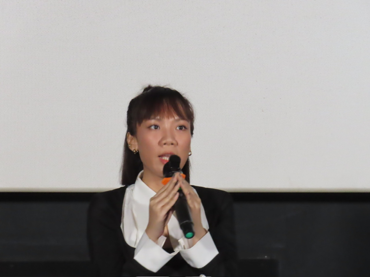 Nữ đạo diễn Luk Vân chia sẻ trong buổi showcase phim 