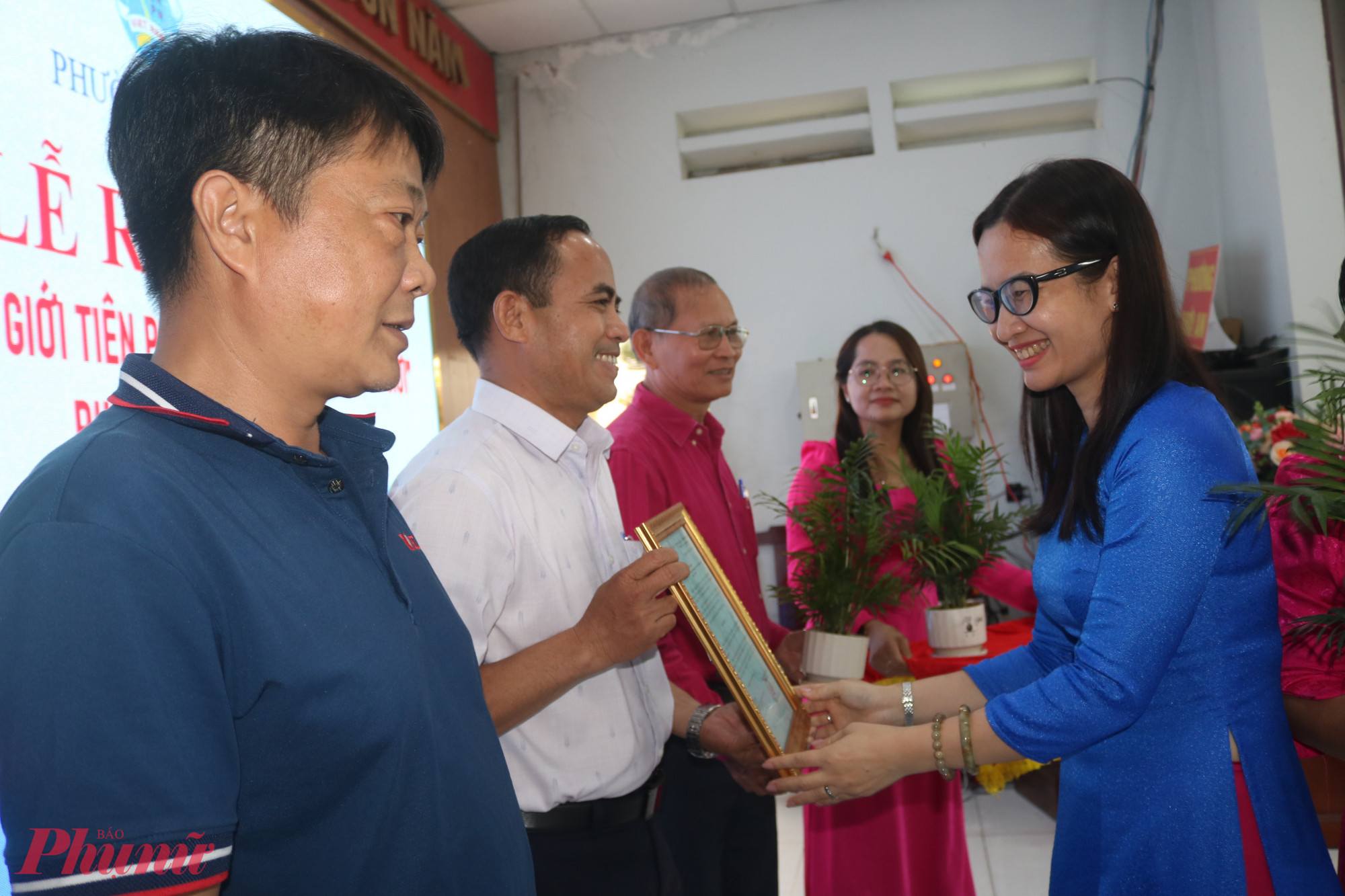 Bà Nguyễn Thị Thúy Vinh – Phó chủ tịch Ủy ban MTTQ Việt Nam phường Thới An, Chủ tịch Hội LHPN phường – trao quyết định thành lập CLB “Nam giới tiên phong thúc đẩy bình đẳng giới” đến chủ nhiệm CLB là anh Mai Xuân Thắng - Ảnh: Mẫn Nhi