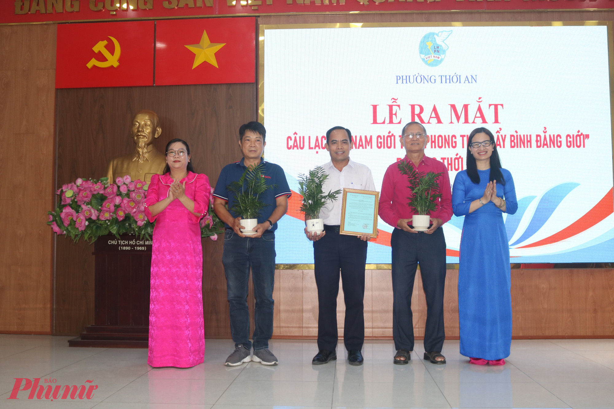Ban chủ nhiệm CLB “Nam giới tiên phong thúc đẩy bình đẳng giới” phường Thới An nhận quyết định thành lập CLB và chậu cây từ Hội LHPN phường - Ảnh: Mẫn Nhi 