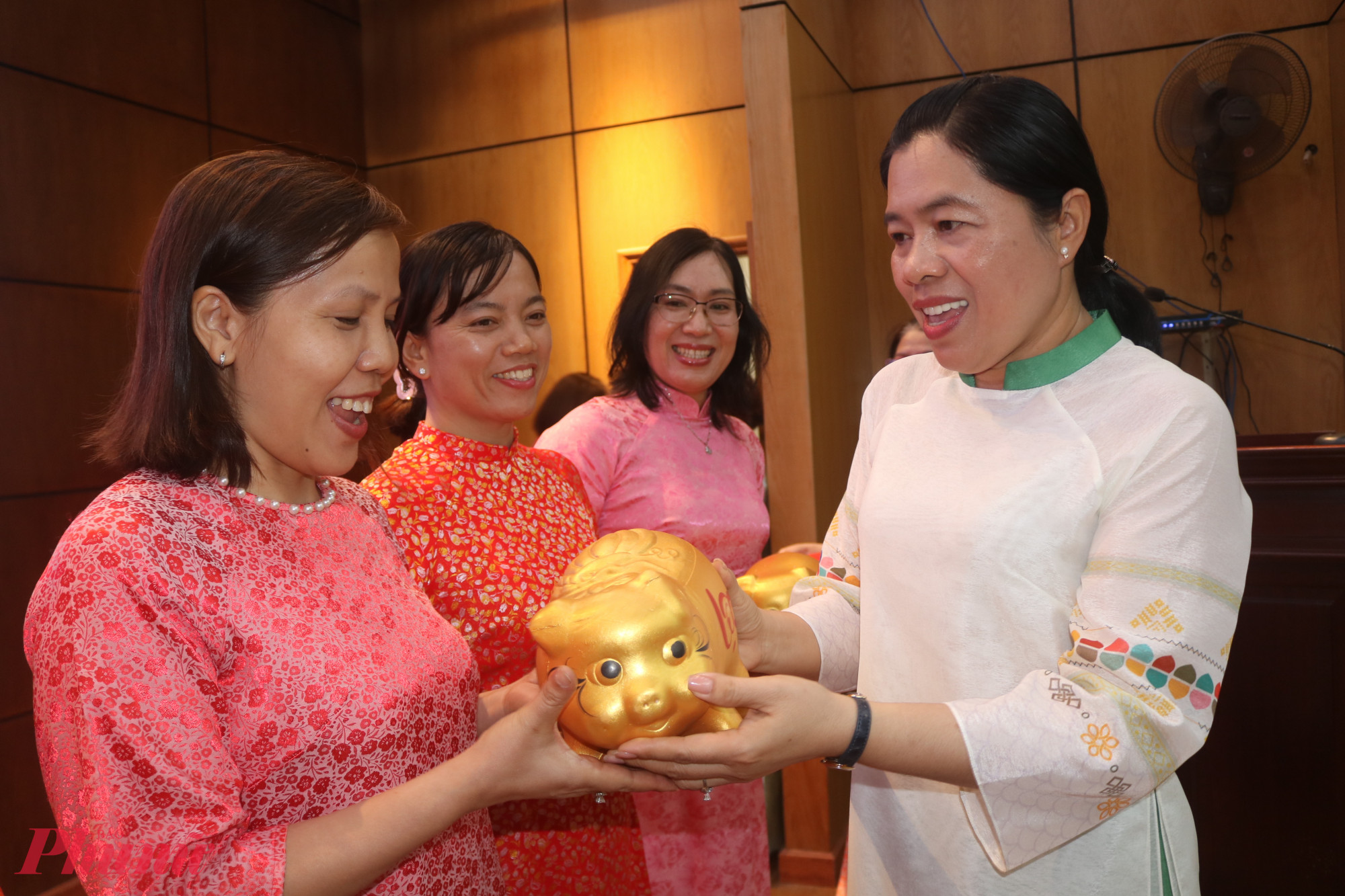 Nhằm khuyến khích cán bộ, hội viên tích cực tham gia phong trào, Hội LHPN phường Tam Bình tặng mỗi chi hội 1 chú heo đất để chị em cùng tiết kiệm. Trong ảnh, bà Nguyễn Trần Phượng Trân – Bí thư Đảng ủy, Chủ tịch Hội đồng nhân dân phường Tam Bình – trao chú heo đất cho đại diện các chi hội - Ảnh: Mẫn Nhi