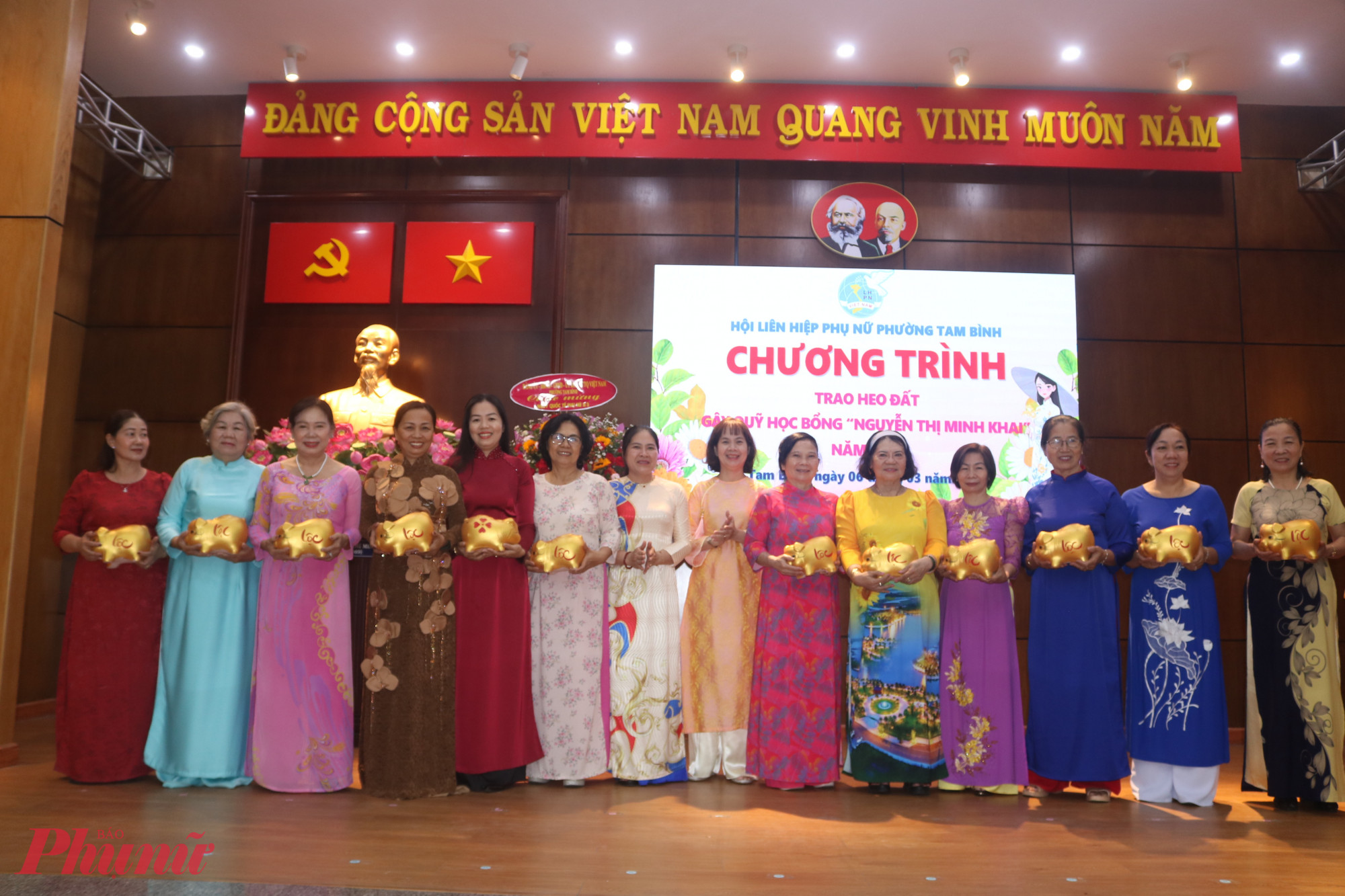 Những chú heo đất mang theo thông điệp gây quỹ cho học bổng Nguyễn Thị Minh Khai đã được trao đến đến dại các chị hội phụ nữ trên địa bàn phường Tam Bình - Ảnh: Mẫn Nhi 