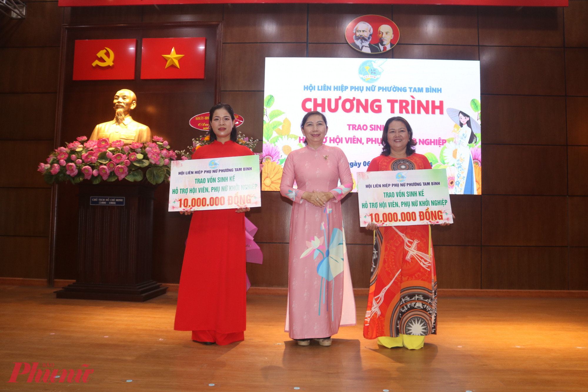 Bà Nguyễn Thị Thanh Tuyền – Phó chủ tịch thường trực Ủy ban MTTQ Việt Nam phường Tam Bình, Chủ tịch Hội LHPN phường (giữa) – trao bảng tượng trưng nguồn vốn hỗ trợ chị em khởi nghiệp. Đại diện các chi hội đến nhận và sẽ trao lại cho 2 chi hội viên được hội hỗ trợ - Ảnh: Mẫn Nhi