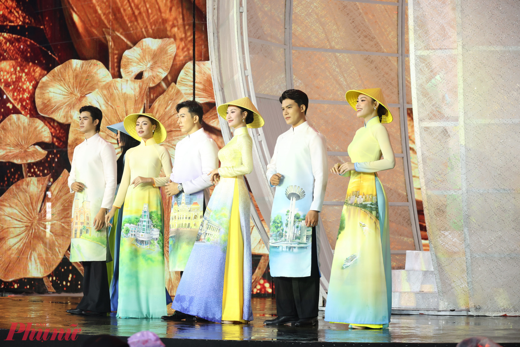 Bộ sưu tập do nhà thiết kế – nghệ nhân Trung Đinh cùng đội ngũ nghệ nhân TrungDinh Silk thực hiện, với các thiết kế được vẽ và nhuộm thủ công trên nền lụa Việt Nam. Mỗi tà áo dài là một “khung tranh” tái hiện những hình ảnh quen thuộc của thành phố như Nhà thờ Đức Bà, Hồ Con Rùa, Nhà hát Thành phố hay dòng sông Sài Gòn…, qua đó khắc họa diện mạo một đô thị năng động đang vươn mình mạnh mẽ trong thời kỳ hội nhập.