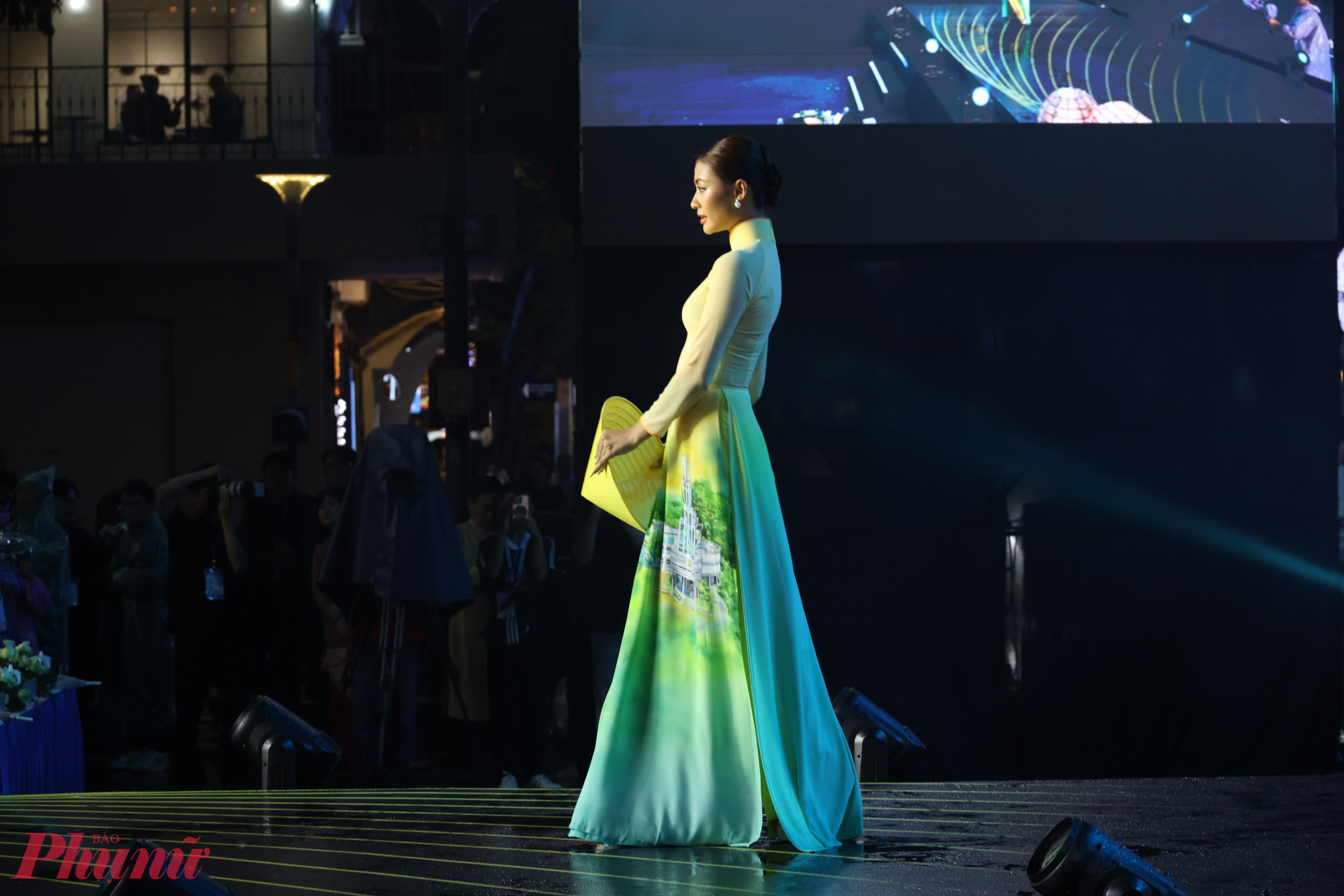 Thông qua từng thiết kế, bộ sưu tập gửi gắm thông điệp về một TPHCM hiện đại nhưng vẫn giàu bản sắc, đồng thời giới thiệu đến công chúng trong nước và quốc tế những dấu ấn văn hóa – du lịch đặc trưng của thành phố.