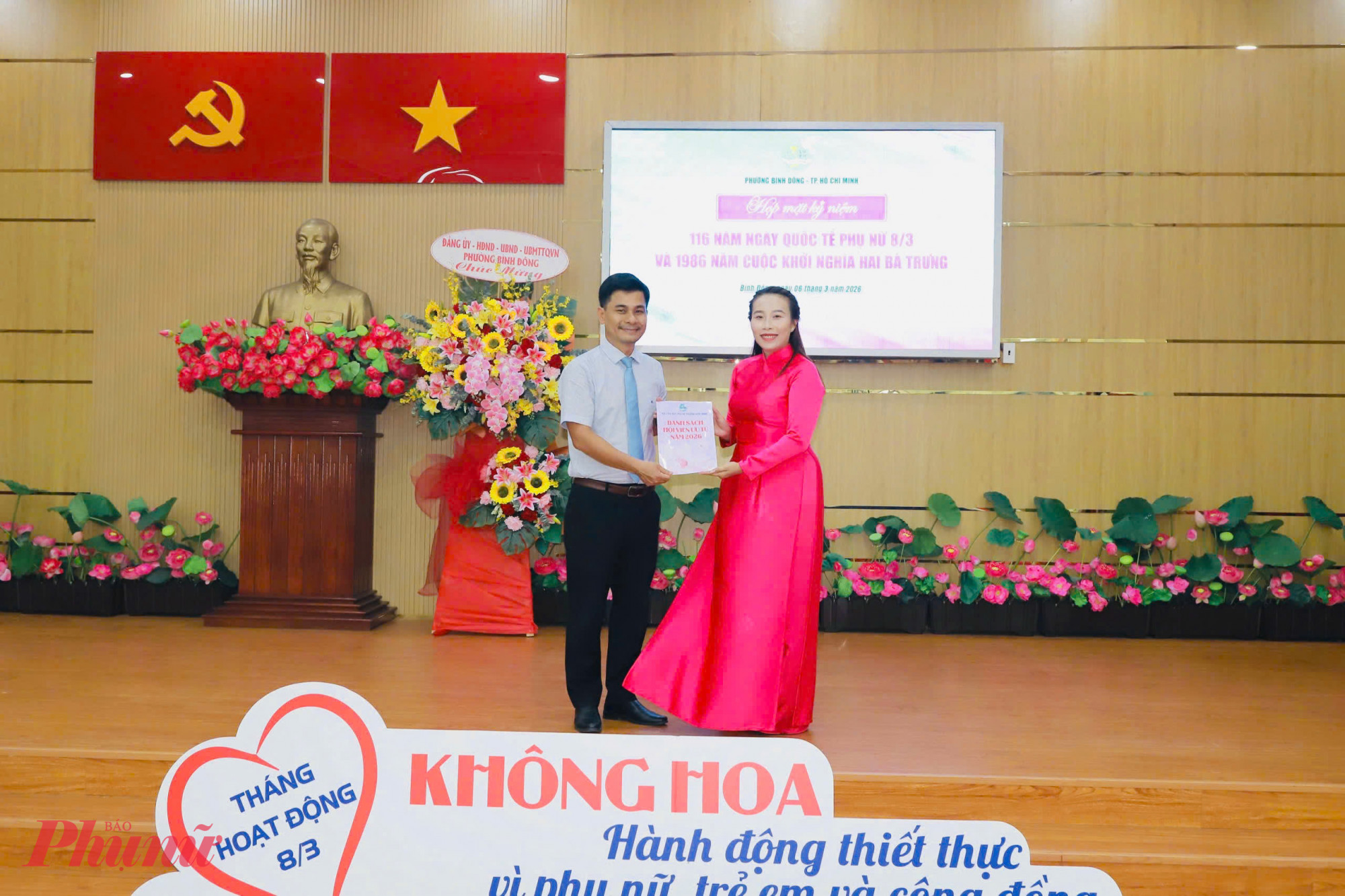 Hội LHPN phường Bình Đông đã trao danh sách 17 hội viên ưu tú để giới thiệu đến Đảng ủy phường xem xét, bồi dưỡng và kết nạp vào Đảng