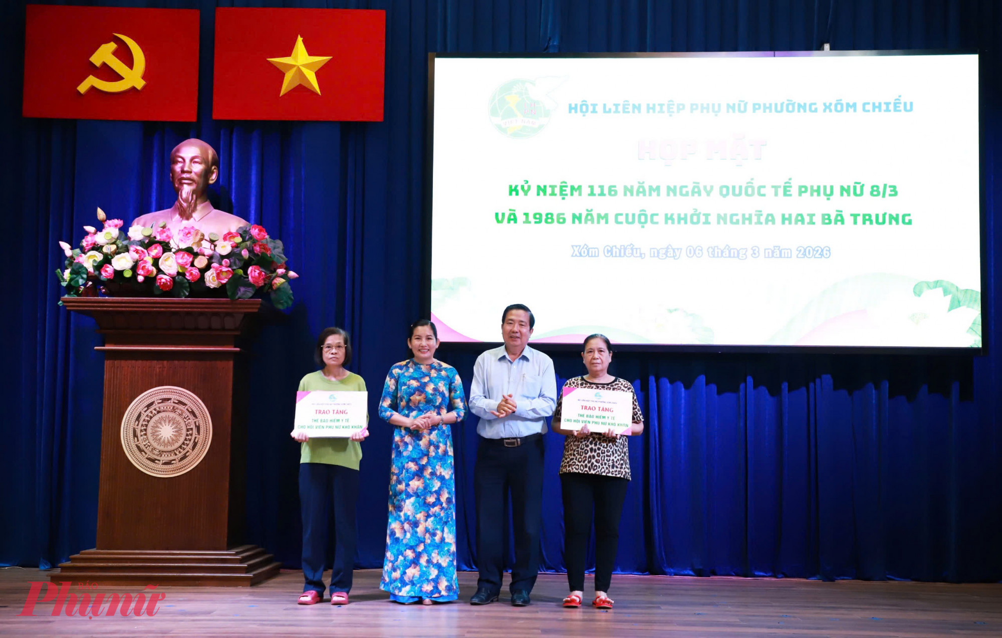 Hội trao tặng 2 thẻ bảo hiểm y tế cho hội viên có hoàn cảnh đặc biệt