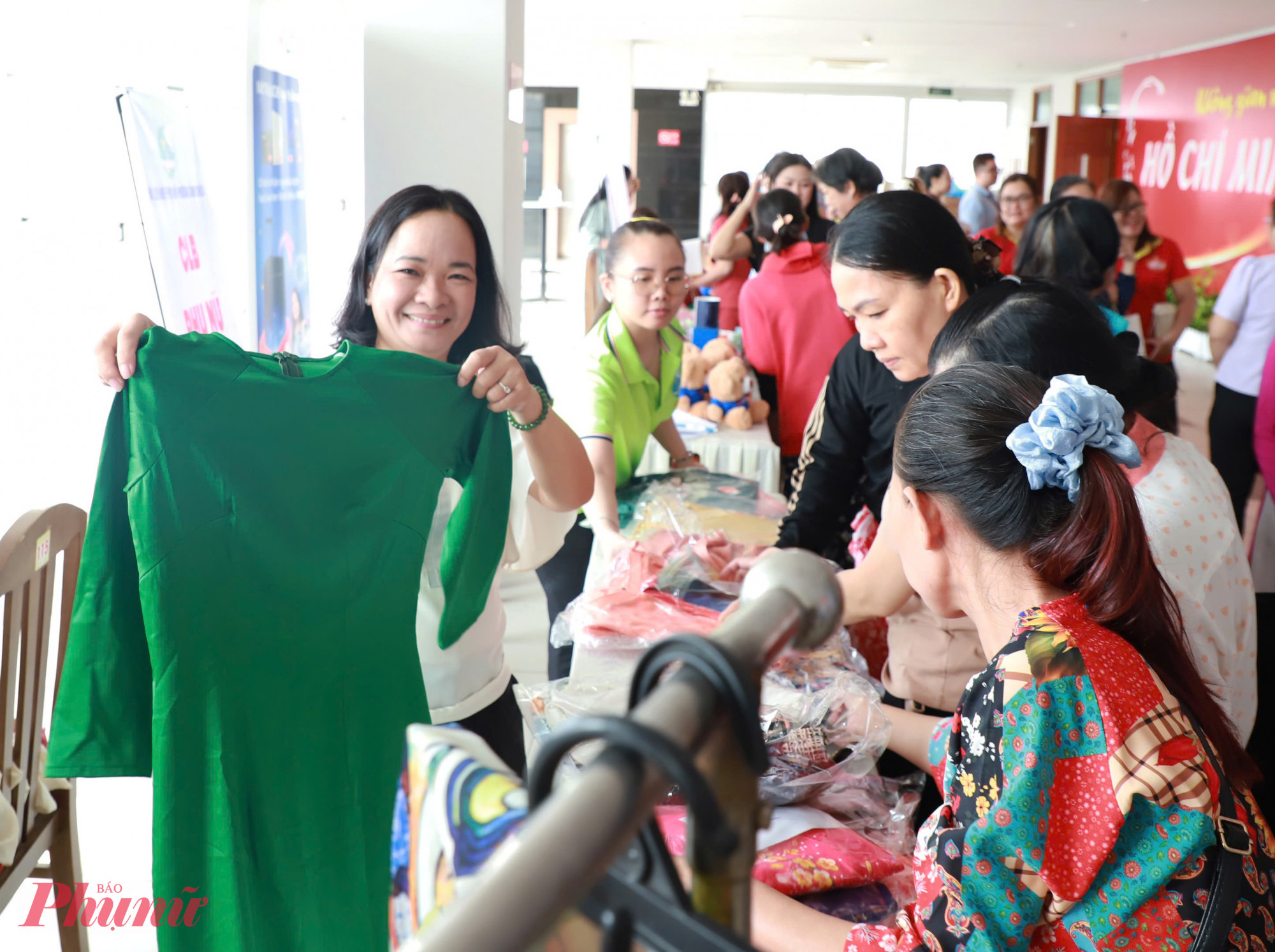 Tại buổi họp mặt, Hội LHPN phường còn tổ chức các gian hàng áo dài yêu thương, viết chữ thư pháp...để các chị em cùng 