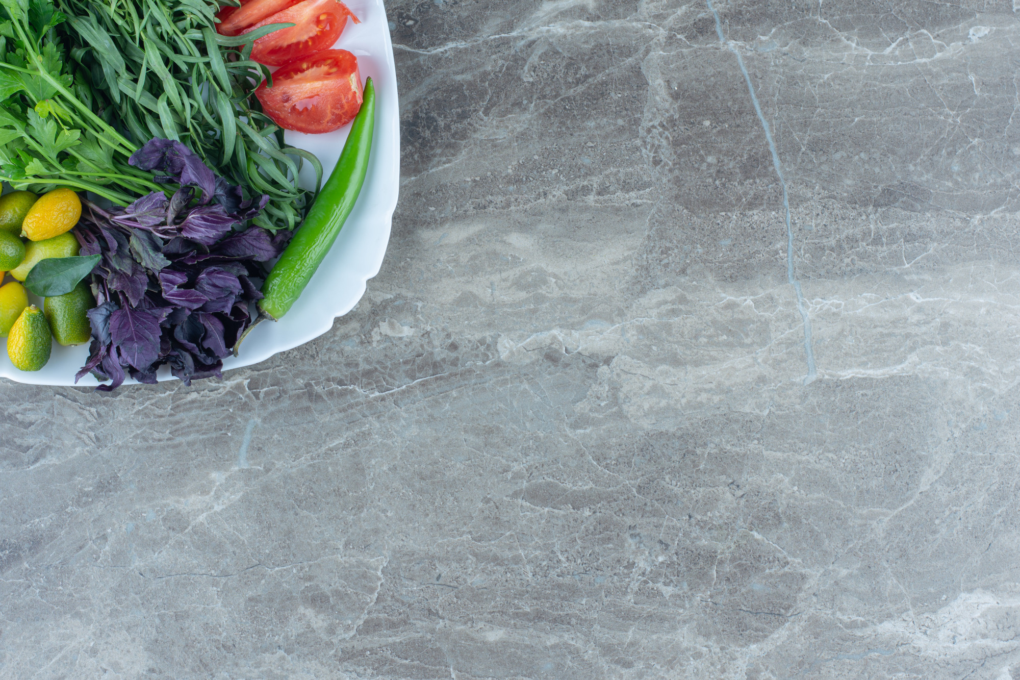 không nên sử dụng chất tẩy rửa có tính axit mạnh hoặc dụng cụ chà nhám