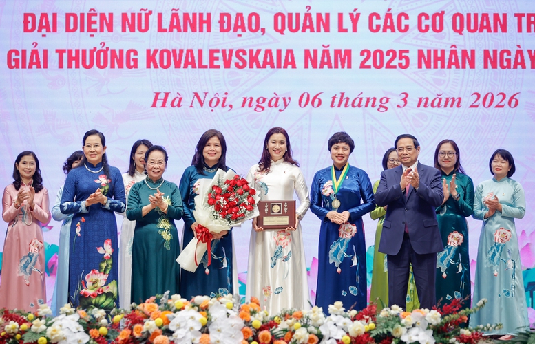 Thủ tướng trao Giải thưởng Kovalevskaia năm 2025 cho Tập thể các nhà khoa học nữ với cụm công trình Ứng dụng xúc tác sinh học nâng cao giá trị nông sản Việt thuộc Khoa kỹ thuật Thực phẩm, Trường Hóa và Khoa học sự sống, Đại học Bách khoa Hà Nội - Ảnh: VGP/Nhật Bắc
