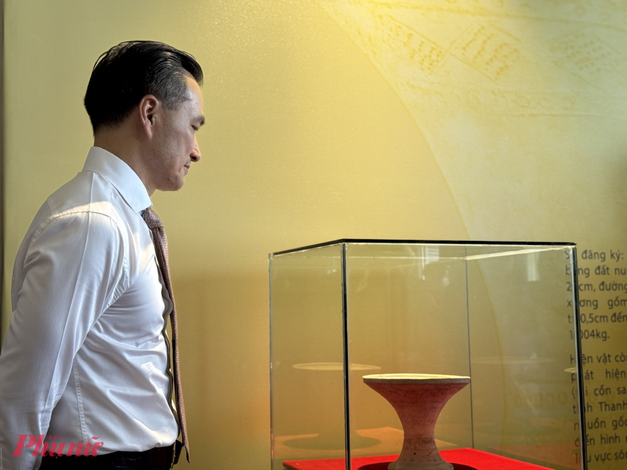 Diễn viên Chi Bảo bên cạnh chiếc 