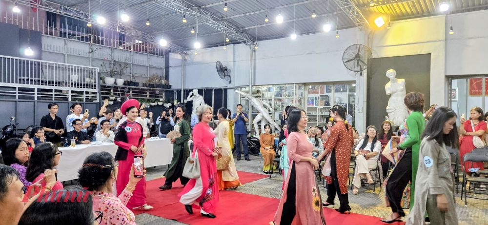 Các nữ họa sĩ trình diễn áo dài.